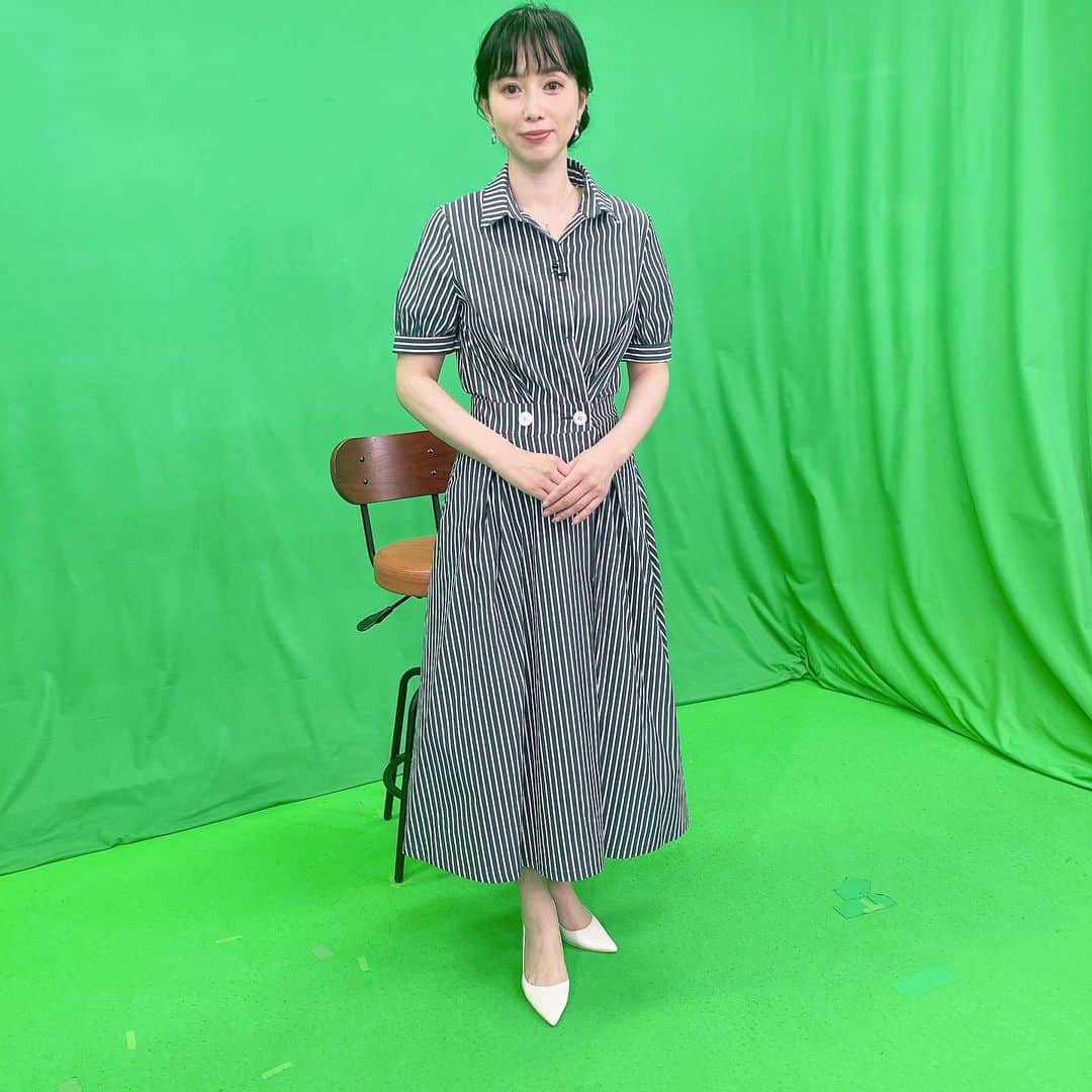 のインスタグラム：「ストラップの素敵なロングワンピース ハレーションが心配でしたが大丈夫でした。  #衣装ケース #衣装合わせ #アナウンサー #アナウンサー衣装 #アナウンサーコーデ #キャスター #経済キャスター #江連裕子」
