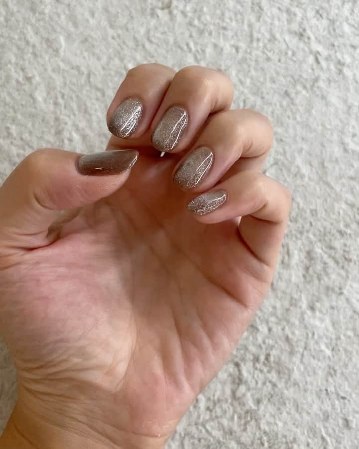 のインスタグラム：「・ 『夏はギラギラして行こうぜネイル💅』 ・ ブラウンをベースに塗ってからライトブラウンのマグネットを重ねてもらいました🤎 マグネットネイルハマりそう😍 ・ #nail #nails #minkstyle #magnetnails  #マグネットネイル」