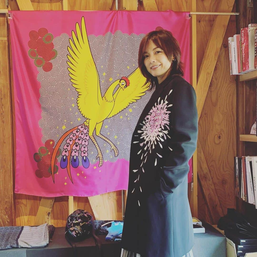 相川七瀬さんのインスタグラム写真 - (相川七瀬Instagram)「日本の伝統工芸の素晴らしさをファッションで伝えるブランドHIRUMEさんにお邪魔して来ました😊 私が着ているのは、加賀友禅の手描きのジャケットです。正絹で、とても着心地が良いです💕💕 このお花は、アガパンサスというんだって、、、美しい✨✨  #hirume  #伝統工芸 #和のこころ」7月25日 11時08分 - nanasecat