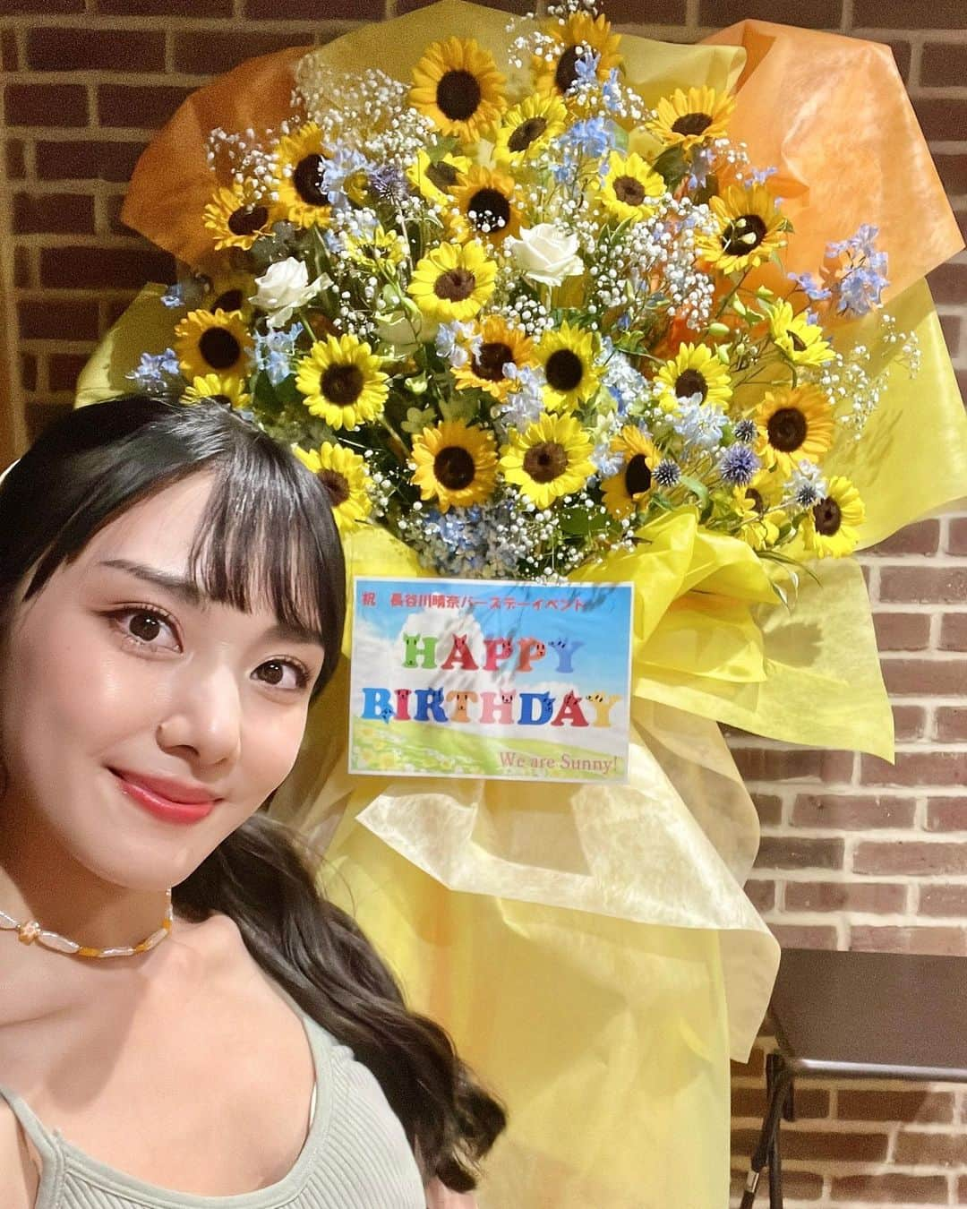 長谷川晴奈のインスタグラム：「7月17日開催の　#はせはる生誕祭2022 にお越しくださったSunnyの皆さんありがとうございました😊  投稿遅れてすいません しばらくバタバタしておりようやくの投稿になります😥   1部と2部で どちらも違う内容で開催致しました！ 貴重なお休みに私にお時間を作ってくださり、ありがとうございました🥹 Sunnyのみんなや初対面の方もいらっしゃったりして直接お話し出来て良かったです🤍 そしてプレゼントやお手紙も開封して全て読ませて頂きました！ 温かい応援のお言葉に心がとってもほっこりしました。さすが私の太陽です🌞 もっと頑張ろうと思えました。🥹 プレゼントは全部使わせて頂いてます！笑 入浴剤、ヘアケア、パジャマ、造花、お菓子、化粧品、皆さんセンス最高です！笑✨ 選んでくださってありがとうございます🙇🏻‍♀️ 大切に使わせて頂きます🤍  スタンド花は私の大好きなお花の種類ばかりでとってもテンションが上がりました！ めちゃくちゃ嬉しかったです🥹 持ち帰って花瓶にいれてしばらく飾っておりました🌻 先日、枯れてしまいましたが1週間以上持たせれたので良かったです☺️  直接お話も出来て歌を歌う事も出来て １つ目標を達成出来ましたが、歌に関してはまだまだ鍛えなくてはいけないと今回やってみて思ったのでもっと頑張りたいです😤  それとグッズも沢山購入して下さりありがとうございました🤍 気に入ってもらえると幸いです😌 Tシャツやタオルなどはイベント時に持ってきてアピールして下さるとなお嬉しいです！笑 来れなかった方用に事後物販も検討しているのでもうしばらくお待ちくださいね☺️  生誕祭を実現できたのは応援してくださっているSunnyの皆さんのおかげです🤍 本当にありがとうございます😊 これからも一緒に夢を叶えていきたいと思うので引き続き応援よろしくお願い致します🌻  では、ここまで👋🏻 #生誕祭　#誕生日　#バースデーイベント　#ライブ　#ミニライブ　#歌唱ライブ　#トークライブ　#ビンゴ大会　#ゲーム大会　#プレゼント　#景品　#スタンド花　#ひまわり　#夏　#夏生まれ　#南国生まれ」