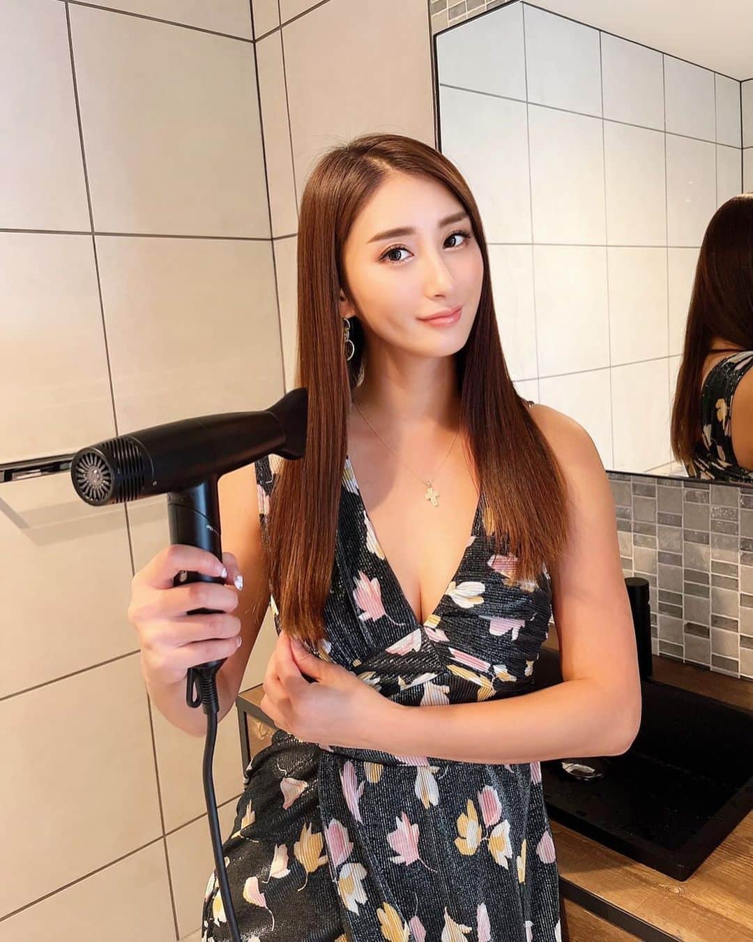 のインスタグラム：「@kinujo.jp の新しいドライヤー✨  ライフスタイルに美を彩る最新テクノロジーの美容機器🤍  髪がサラサラって触り心地も良いし、清潔感もupしていいよね❣️  私は髪質に凄いこだわるから嬉しい商品😊  #絹女 #kinujo #ドライヤー #ヘアーアイロン #美容院」