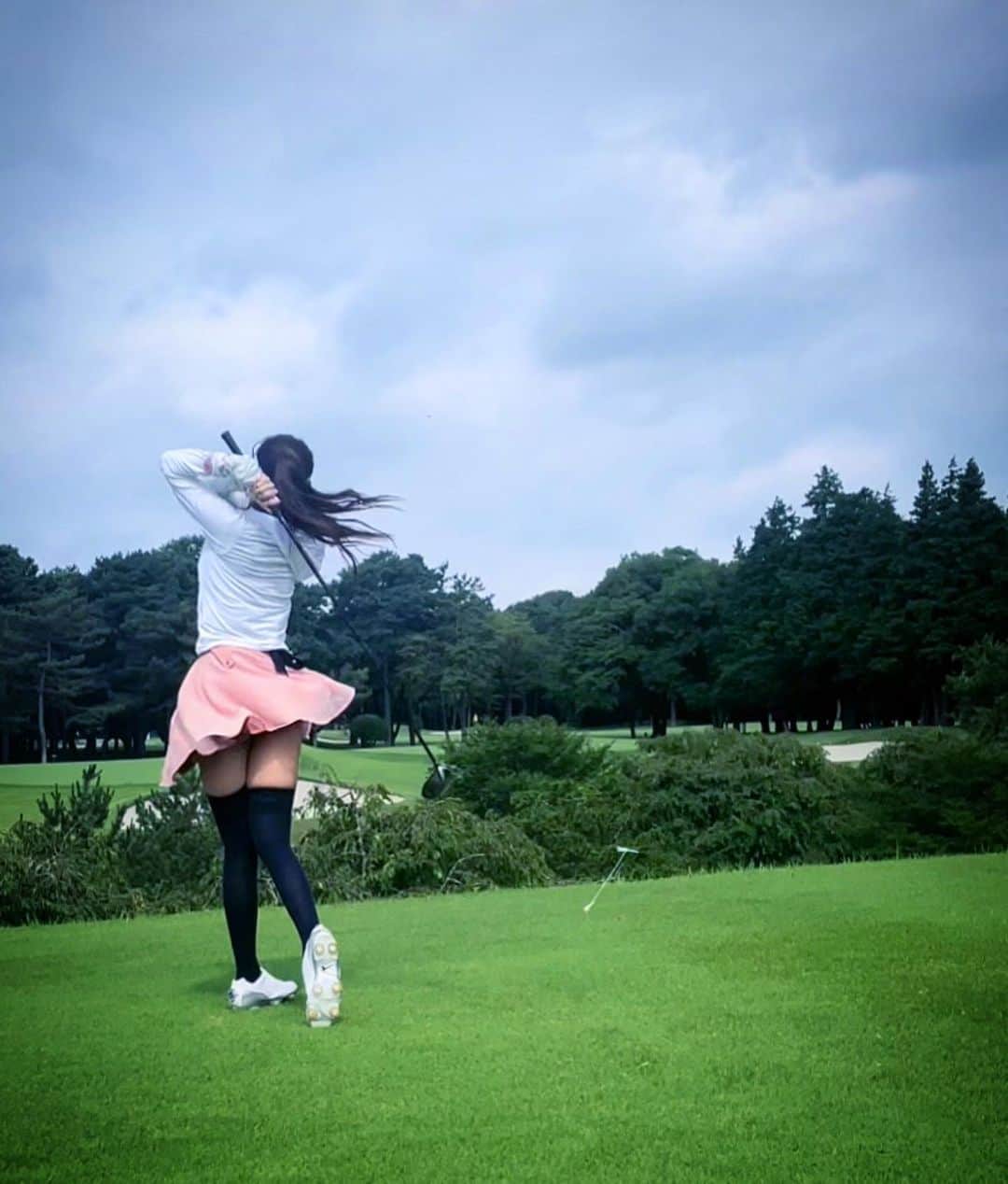 黒澤ゆりかのインスタグラム：「お友達とエンジョイゴルフ💓  そしたらなんと  ついにベスト更新！ スコア98⛳️  初100切りできましたー😆👏  あとはこれをまぐれじゃなく安定させていけたらいいな🤗  ゴルフウェアとかグッズがなさすぎるからもっと新調しようかな😋  #ゴルフ #ゴルフ女子 #⛳️」