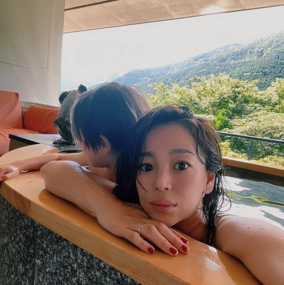 大桑マイミのインスタグラム：「緑と、温泉に癒された♨️休日でした。箱根の大木素晴らしい。 エネルギーチャージ🤍🙏 誕生日のメッセージ沢山沢山ありがとうございました😊皆様に感謝です。素敵な言葉をかけていただき幸せです。  さてさて日常モード。 今日は朝からピラティスしました。今年は、週に3回❣️は運動をしっかりいれていこーっ。 気持ちいい時間整いました。」