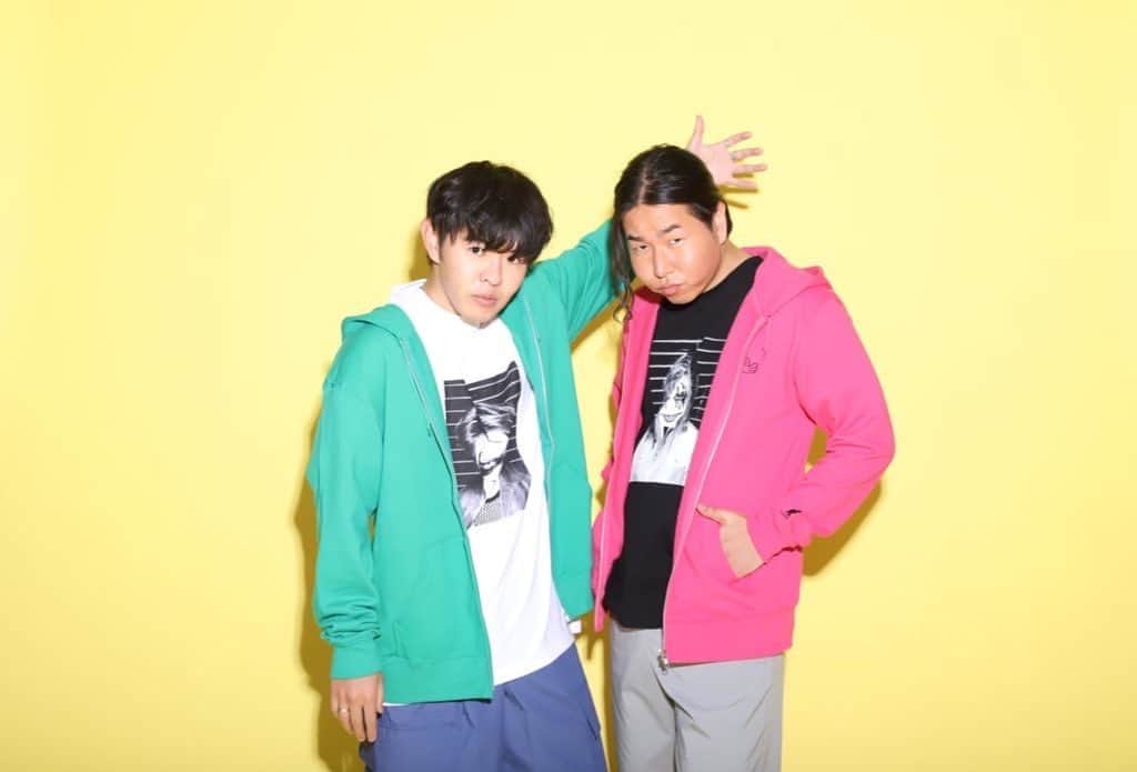 ぺろ愛男爵のインスタグラム：「KANGOL REWARDさんとのコラボ商品が今日の23時59分で締め切りです！  みんな激渋Tシャツが手元に届いたことを教えてくれて、渋がとうございます！  まだ悩んでる人はぜひ！ 貴重な経験ありがとうございました！ @kangol__reward   【商品の詳細はこちら】 https://kangolreward.jp/SHOP/202372/227682/list.html」