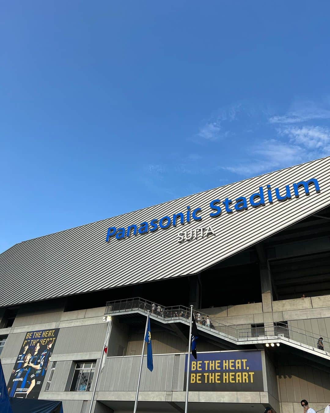 吉村真晴のインスタグラム：「PSG のスポンサーをされているカタール航空さんにご招待して頂いて、観戦してきました！ 大迫力のサッカーを素敵な席で観ることができて素晴らしい刺激を頂きました😊  スーパースターがボールを持った瞬間の胸の高鳴りが忘れられない。 ありがとう！  カタール航空様、ありがとうございました😊🙏  @qatarairways  @psg  @gambaosaka_official  #qatarairways  #カタール航空 #psg  #ガンバ大阪 #最終戦 #サッカー」