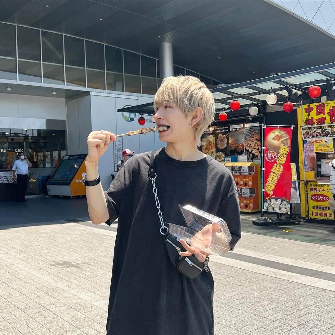 SHOYA【ANFiNY】のインスタグラム：「⁡ ⁡ ⁡ ⁡ ⁡ ⁡ 最近お気に入りの @alexanderwangny コーデ👕 ⁡ ⁡ ⁡ ⁡ #串食べると歯取れそうになりがち」