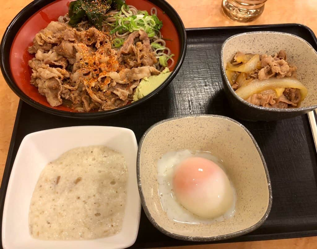 松田次生さんのインスタグラム写真 - (松田次生Instagram)「やっぱり吉野家の肉だく蕎麦、美味しい😊贅沢に、とろろと、半熟玉子、牛小鉢を付けてしまった😅 安くて早くて美味い😋忙しい時は、これがいちばん😊👍 #吉野家蕎麦 #松田次生」7月25日 21時07分 - tsugiomatsuda290