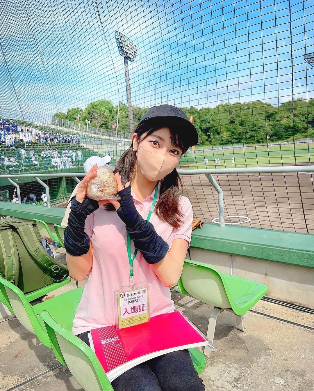 八幡美咲のインスタグラム：「明日はいよいよ準決勝！⚾️  毎日のように続いた 高校野球ダイジェスト番組も 私の出演は 明日がラストになりました(⑉• •⑉)✨  さらに デイリースポーツさんでコラムを 書かせて頂きました✒️____ 28日を担当しています☺️🌸  高校野球で感じた思いを綴っています⚾️ もしよろしかったら 手に取ってご覧ください(⑉• •⑉)  ps  写真で手に持っているのは、 特性ばくだんおにぎりです(っ'-' )╮ =͟͟͞͞🍙  特大すぎて カメラマンさんに笑われました😂 そんなに大きいですかね？笑  #高校野球」