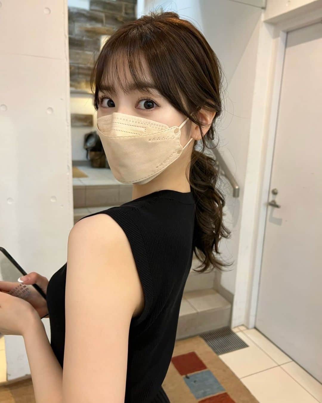 加田穂乃華のインスタグラム：「・ 美容院終わり、素敵にまとめてもらった日💇🏻‍♀️  気付けばもうすぐ７月も終わり！ 夏といえばの花火大会やお祭りがさすがに恋しいです🙃 みなさんは夏どうお過ごしですか🎐  #表参道 #美容院 #ヘアアレンジ」