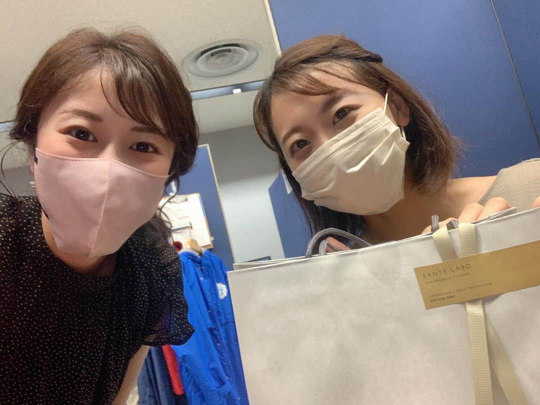 山崎聡子のインスタグラム：「ありがたいことに 会社でも誕生日をお祝いして頂いたので、 せっかくなので写真を撮りました😊🎁  いつでもフレンドリーでありながら 必要な時はしっかり指導もして下さる先輩と、 慕ってくれて頼れる後輩ばかりのKFB。 この環境で働けることって幸せだな〜と改めて✨  アナウンサーとしても 成長できる一年になるように頑張ろう✊🏻🤍  #福島放送 #安藤桂子 アナ #馬田万葉 アナ #アナウンサー」