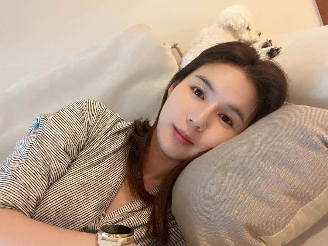 パク・シウンのインスタグラム：「오늘도 동상이몽 방송해요~^^ #허니하니부부 우리 이렇게 누워서 편히볼까요~얼굴눌려도 괜찮죠~😁ㅎㅎ 오늘도 함께해요~🤗💕」