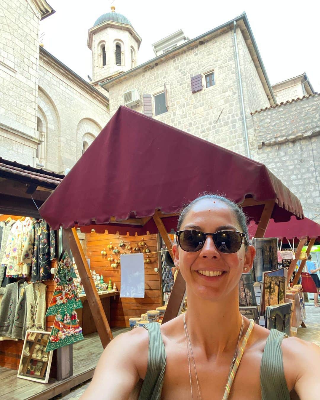 ギュルデニズ・オナルのインスタグラム：「Bu memlekete aşık oldum!!! 🫶🇲🇪 Bundan sonraki tatil yeri belli olmuştur. Teşekkürler @gorkemdiken @_melly03 ☺️🤍」