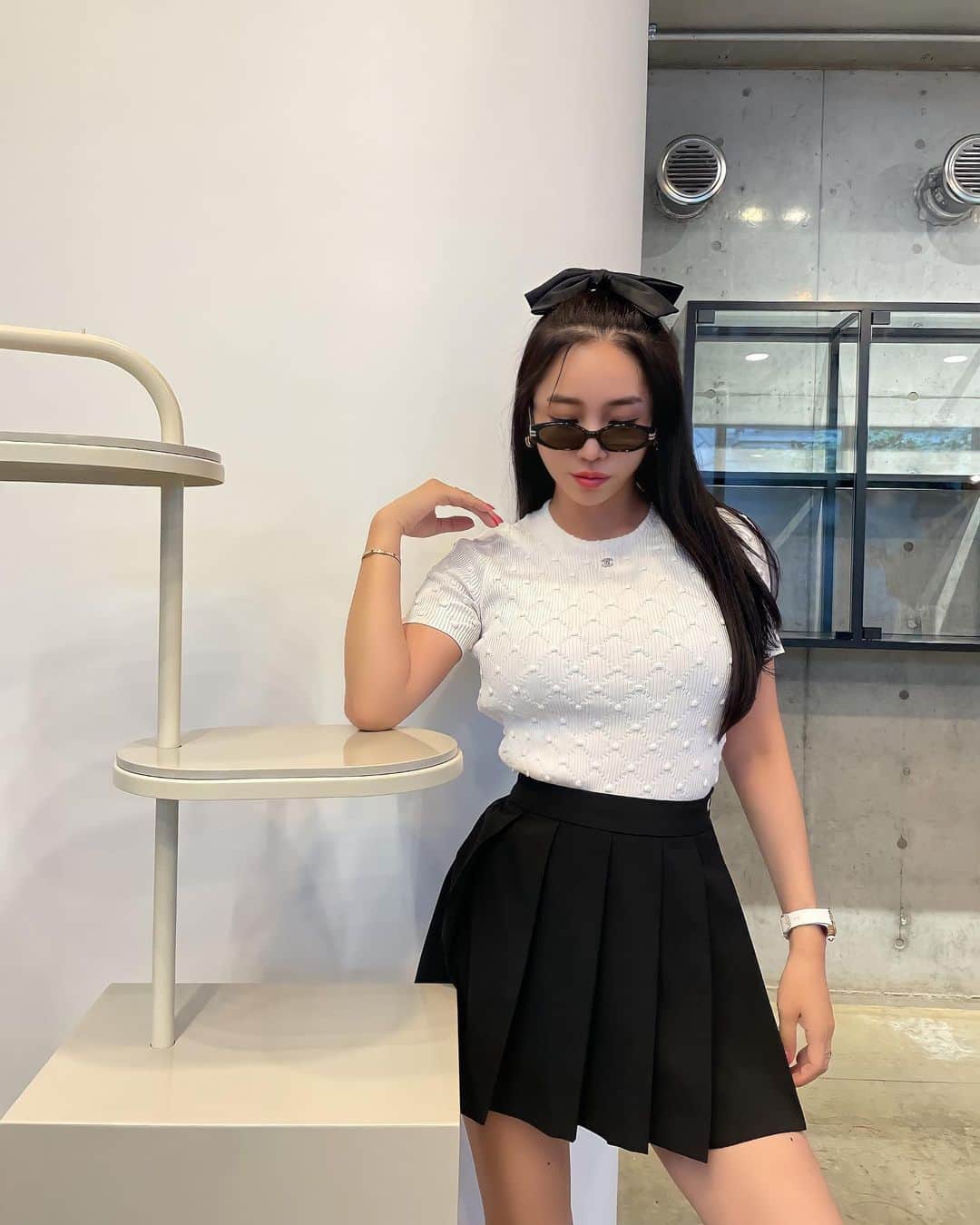 megbabyのインスタグラム：「今日のしふく🐼🕶  うちの若い子たち(MEGOODスタッフ)がリボンつけてて可愛いねって言ったらお揃いにしましょってくれたの🥺 ほんとにかわいくていい子ばかりで親バカになっちゃう🥺❤️  #靴下はファミマ🫣」