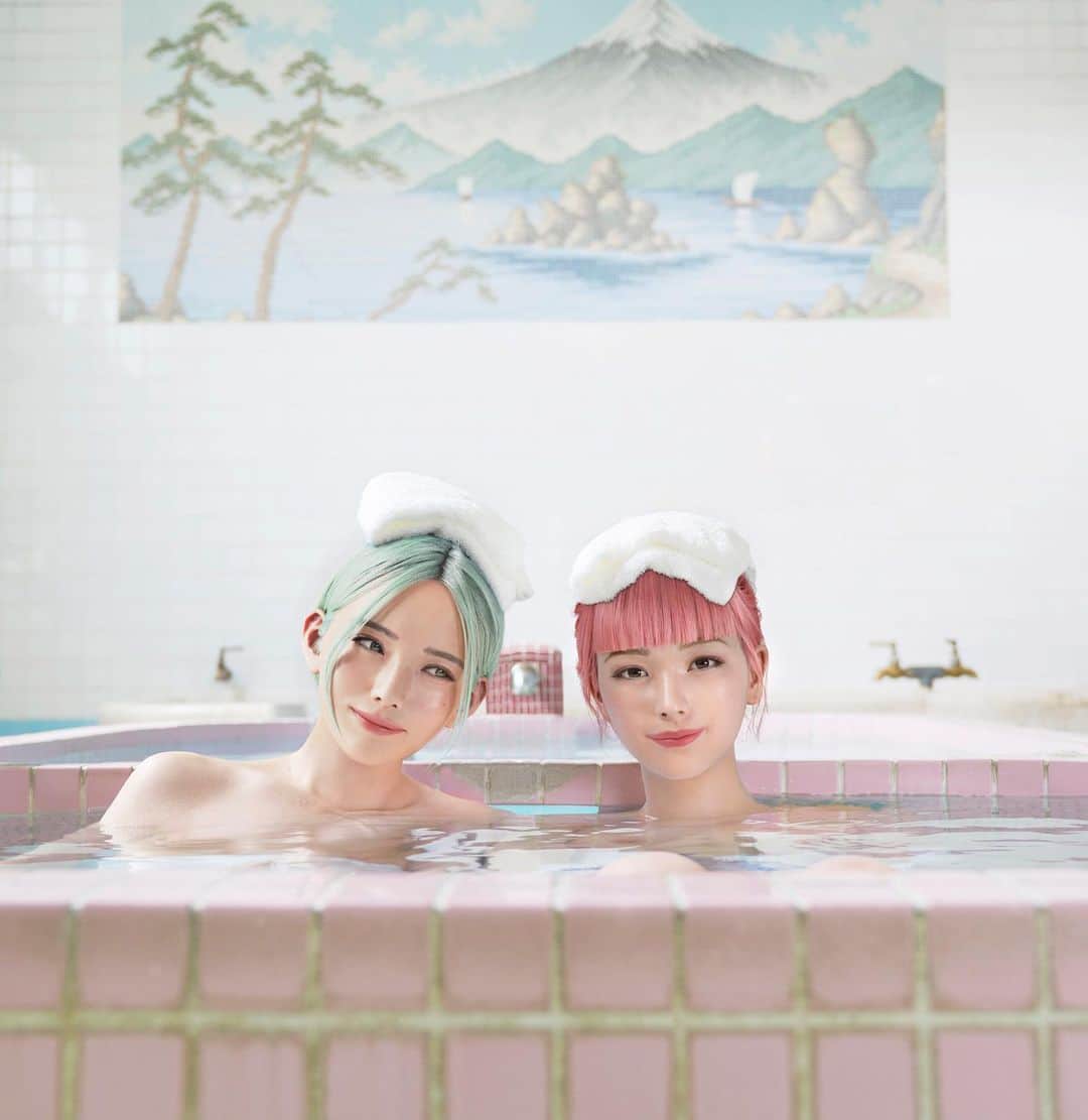 RIA（リア）のインスタグラム：「Going to Aichi with @imma.gram together as imma is been announced as the ambassador of international art fes “Aichi 2022”✨ And we hopped into the Sento ( the traditional Japanese communal bathhouse) together💕 Nagoya is such a great place where I totally fall in love with the city, as everyone is friendly and make me felt like where I belong.✨ And just so you wonder, @plusticboy was in the Sento alone himself 🤣  immaちゃんが国際芸術祭「あいち2022」のアンバサダーとして招待されたから、お手伝いで一緒に愛知に行ってきたよ✨ せっかくだから2人で銭湯に入らせていただいたっ💕 街の人もみんなあったかくて、身体も気持ちもポカポカになる、名古屋はとってもステキな場所でした✨ @plusticboy は1人でしょんぼり銭湯入ってました🤣  #あいち2022  #銭湯女子」