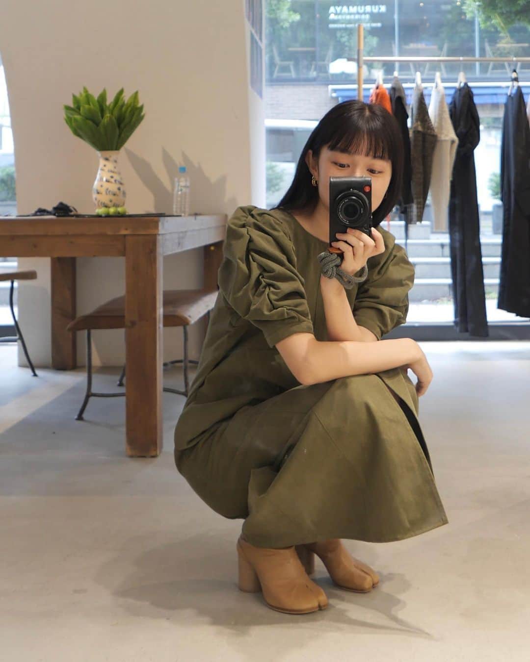 阿部朱梨のインスタグラム：「やっぱカーキかなあ🥹 一生悩んでる🥹笑  デイリーに着やすいのはデニムだよなぁ でもぐっとお洒落な雰囲気にしてくれるカーキも捨てがたくて〜  っていう感じで ずーーーーーーっと悩んでる  ２９日までに決まるのだろうか🥹笑」