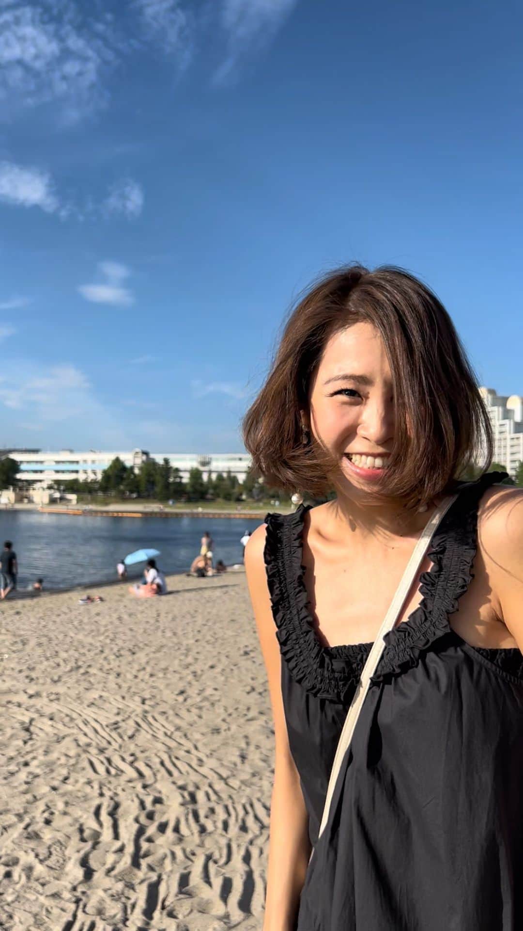 のインスタグラム：「現実はこれ。  足の裏焼ける！！ 額の血管浮き出る！！←太い  東京の夏でございます。 夏の砂浜には十分ご注意ください🙇🏻‍♂️  もうすぐ8月でございます。  #走れ坂元」