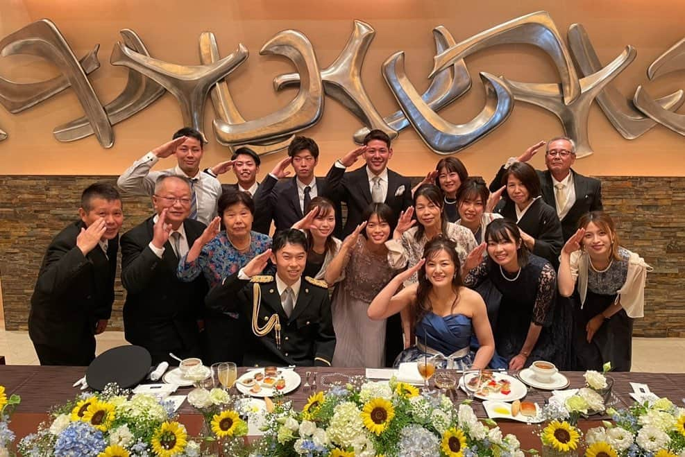 徳田廉之助さんのインスタグラム写真 - (徳田廉之助Instagram)「. 結婚おめでとう👰‍♀️🤵‍♂️👮 感動しました！ 残すは僕だけになりました😇」7月25日 22時17分 - r__51__