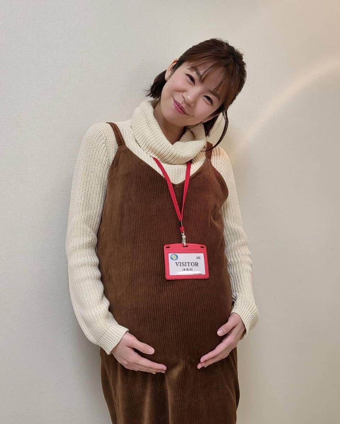 野村麻純のインスタグラム：「⁡ ⁡ #競争の番人　1、2、3話 ありがとうございました。 写真はVISITOR七瀬と帰宅前野村です。 ⁡ ⁡ ⁡ 来週からは一視聴者として楽しみです😊 #月9 #公正取引委員会 #8ヶ月のお腹重い #野村麻純 🤰」