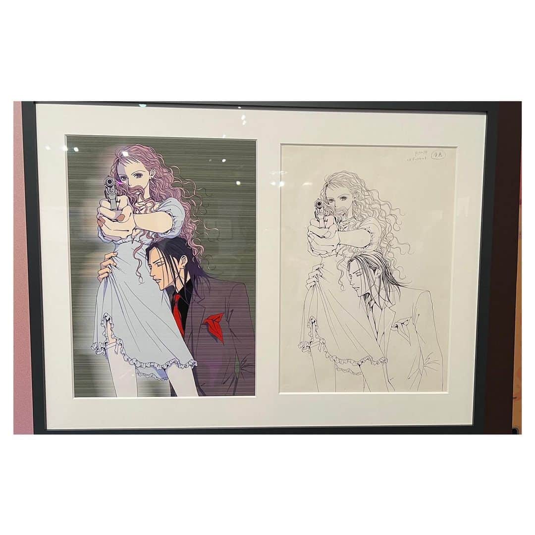 篠崎瑞希のインスタグラム：「#矢沢あい展 行ってきた🥳 本当に矢沢あい作品大好きで、 特にNANAは一生話題に出してるから好きなの知ってるわって人多そう。笑  長年タクミの女です タクミが一番好きです。 あとタクミ×レイラの関係性が一番刺さる  レイラはただ幼い頃からタクミが大好きなだけなのに、 何もかも少しずつうまく行かなくて でもタクミはタクミでレイラのことめちゃくちゃ大事な存在って思ってるし 大事にするやり方が間違っただけで 本当はずっと一緒にいられたんじゃないかと思うし、  3枚目の描写がめちゃくちゃ好きなんだけど タクミのことがずっと一番なレイラと ハチと会うタクミを このページに載せるの めっちゃ切なくない？  人によってはシンとどっちつかずじゃんとかで レイラのやってること分からんって思うかもだけど 一番この自分の心の厄介さっていうものが理解できちゃう  "どんな関係性であれ一緒にいられる" でいうとヤス×詩音なんだけど 詩音のメンタル完璧に見習えたら 自分の中の嫉妬も独占欲も うまく崩して生きていけるのにね 完全に恋愛感情云々をコントロールできる詩音さんも 指輪とタバコのマウント取るから どれだけ完璧に見えても人間は人間なんだね〜  ご近所物語とパラキスも大好きなので 上京してから 文化服装からのファッションショーのモデル依頼は 全部引き受けてた🥰 漫画と同じことができるのが嬉しかったし 背が高くてよかったなと思った 人生の思い出のひとつ。  矢沢あい様が 作品をまた描きたいと思ってくださっているそうなので、 大人しく楽しみに待ってようと思います📚」
