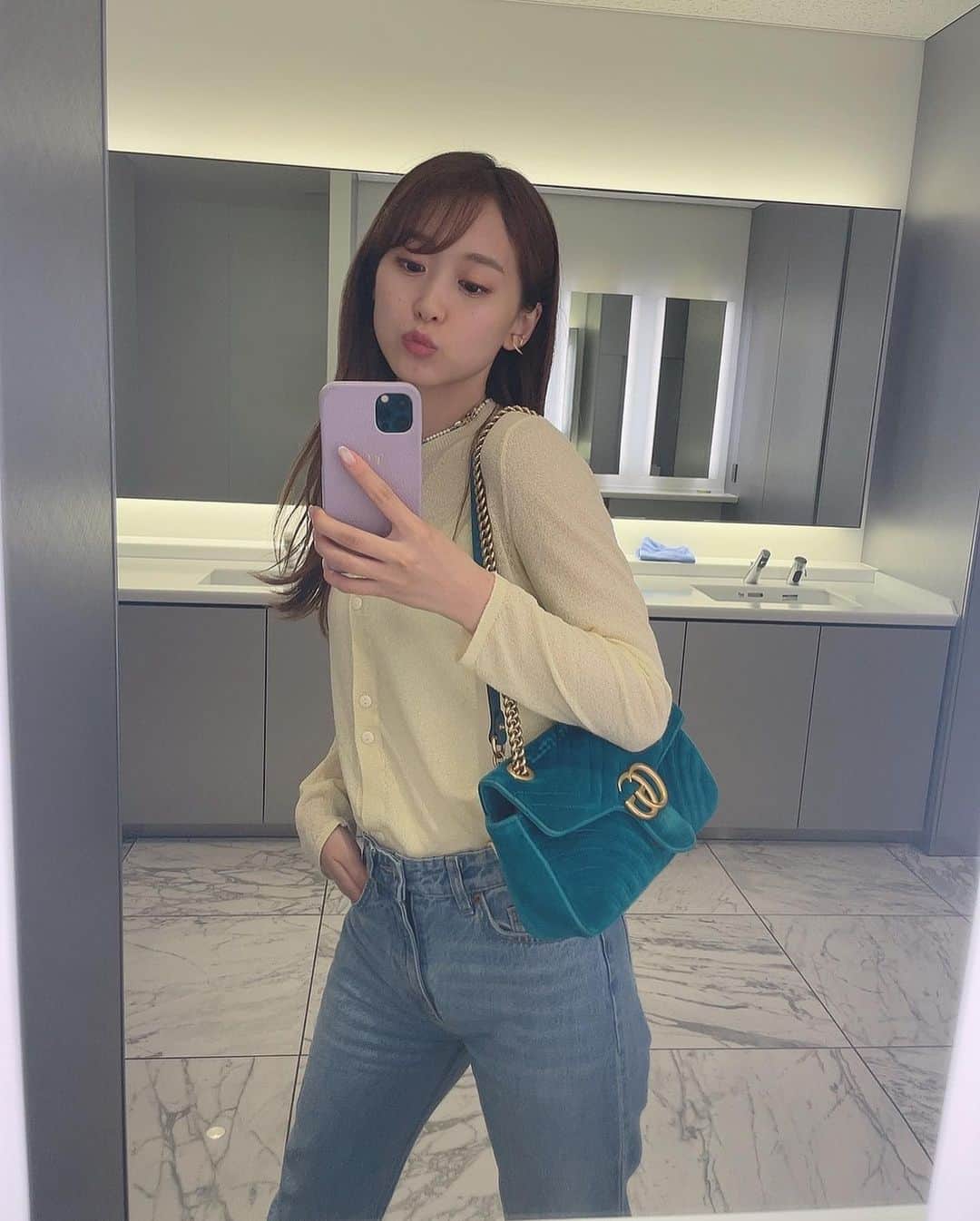 芹澤優のインスタグラム：「・  スケスケイエロー💛  最近占いに行ったら、ノリノリで生きてる方がいいって言われたからそんな風に生きてみたらだいぶ楽しいかもしれない🔮  こんな時間にだけど夜ご飯食べたいヨー  どーーーしよ？ ＼どーする／  #わたしなんかタコチューの口やるの癖かも #その顔の写真すごい多い #無意識に少しでもアゴを細めてるのかもしれない #くくく」