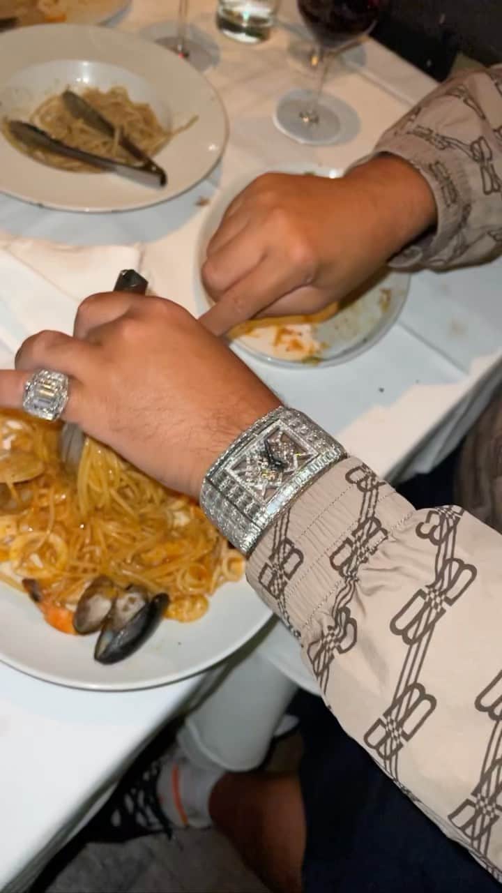 のインスタグラム：「dinner was amazing thank you so much @sottosotto @champagnepapi  #GODDID #DRAKEDID 🇨🇦 #SOTTOSOTTODID ALBUM MODE ITS SPECIAL , VERY !」