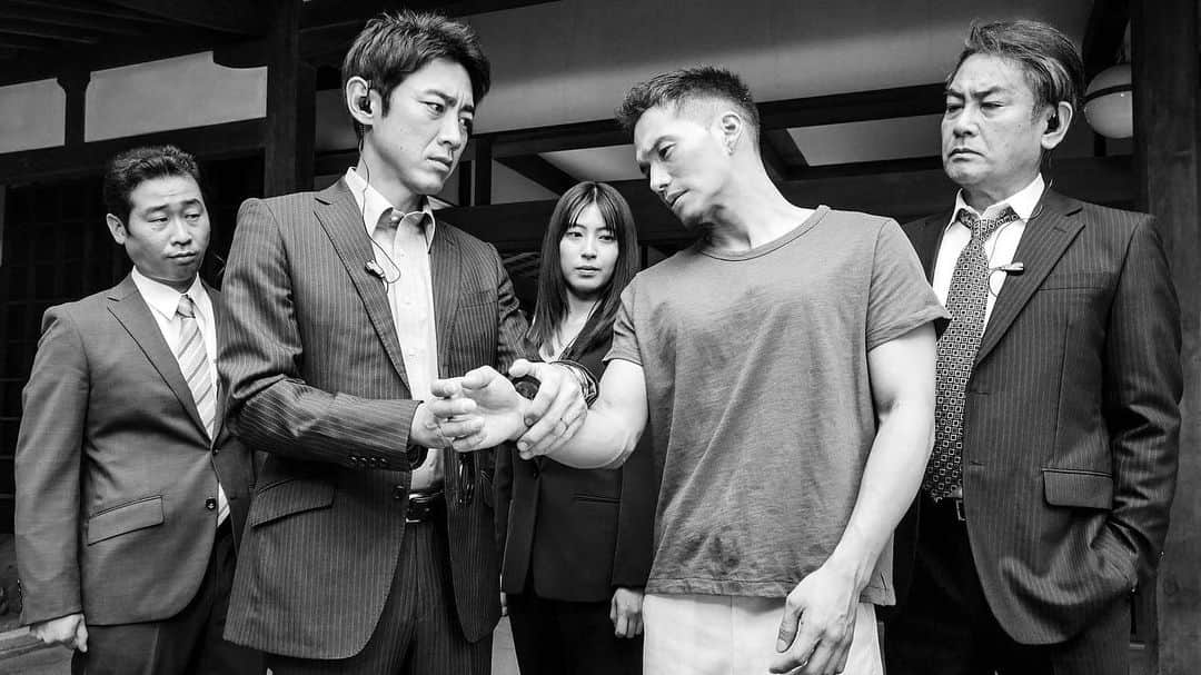 市原隼人のインスタグラム：「テレビ東京“月曜プレミアム”より作品【黙秘犯】にて倉田忠彦を演じさせていただきました。  全ての過去を受け入れ、抜け殻のまま生きることで過去を償おうとする倉田の姿は日常を過ごしながらも息ができずに深い海へ溺れていく感覚でした。  お客様が少しづつ紐解かれていく真実にふれ、当たり前のようにある、何でもない幸せに気づいていただけると幸いです。  大切なものを想い続けた気持ちが溢れる最後のシーンでは、涙を止める事ができませんでした。  …正直、倉田の行いに対し是か非か分かりません。  白と黒の間にも自問自答の末に逡巡と共に存在する答えがあることを感じさせられました。  お楽しみください ※テレビ東京 8月8日(月)夜８：00〜放送。 #ドラマ #テレビ東京 #月曜プレミアム #黙秘犯」