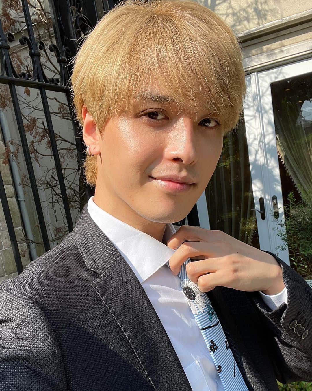 りーくんさんのインスタグラム写真 - (りーくんInstagram)「結婚かー。 正直結婚に何の興味も無かったし まず向いてないし、とか思ってたんだけど 見てると幸せそうにしてるし 案外勢いだよ？とか聞くとえーへも本格的に婚活始めてみようかしら  別に急いでる訳じゃないけど 参考までにプロフィール書いとくね  年齢:32 職業:youtuber 年収:親のカード 趣味:ゲーム、ギャンブル」7月25日 15時24分 - deko4cc