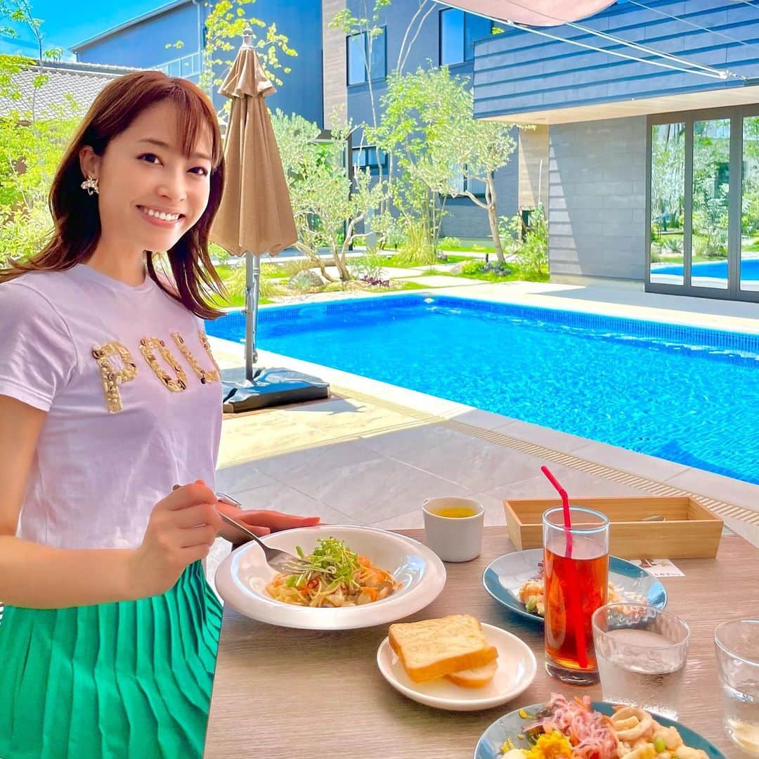 佐竹茉里奈のインスタグラム：「最近行ったカフェ☕️ 暑すぎてらんまる(うちのワンちゃん)は連れていかなかったんだけど、ここ、テラス席はワンちゃん🐕‍🦺🆗だよー❤️❤️ プールもあってオシャレでした🎀🤭 ワンちゃん連れてくなら、今の時期だと夜がいいかもね^ - ^ #Healingforestcafe#ヒーリングフォレストカフェ#一宮市#一宮ランチ #一宮カフェ#犬連れランチ#犬連れok #グルメ好きな人と繋がりたい#美味しいもの好きな人と繋がりたい#オシャレカフェ#カフェ#テラス席#テラス席ワンコok」