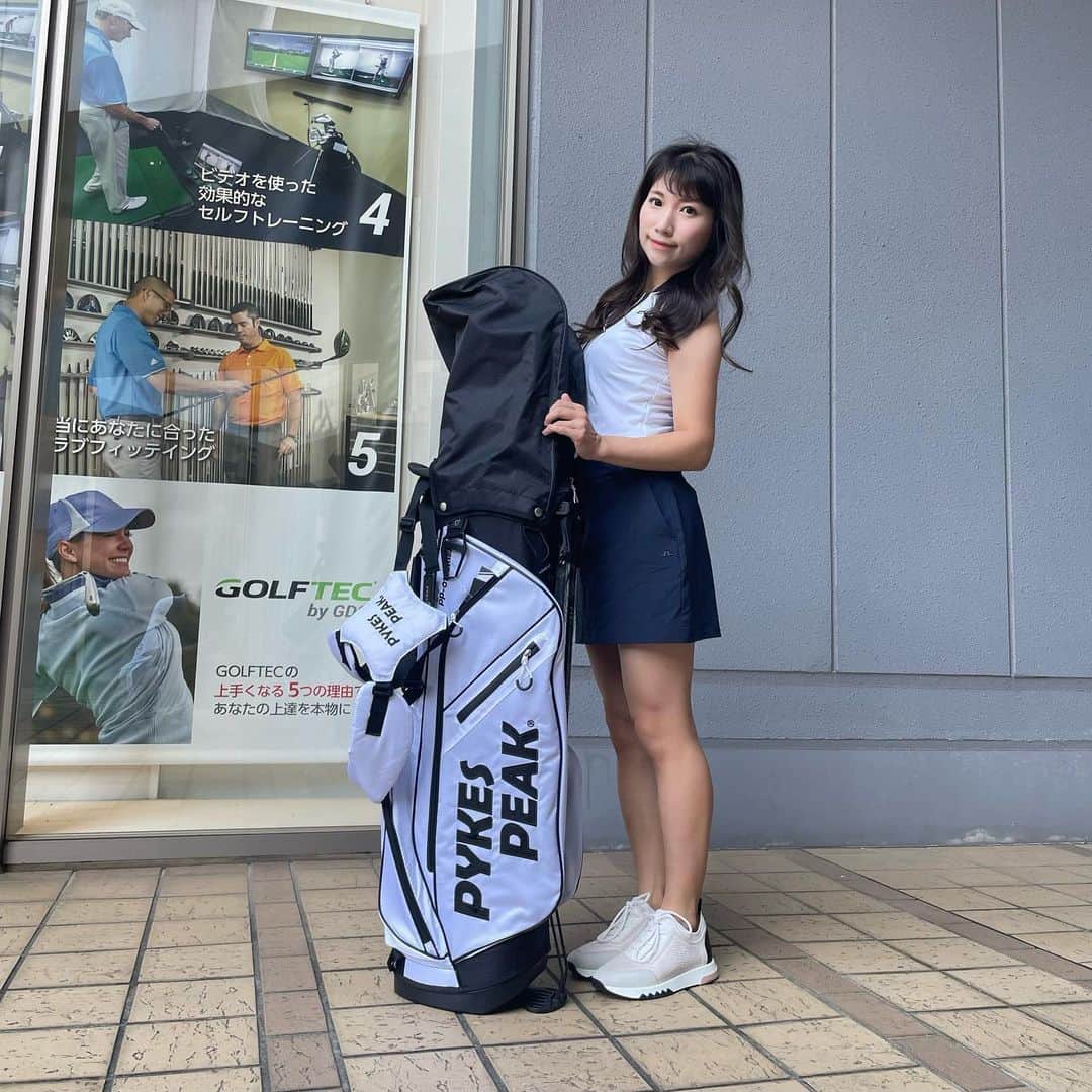 MOMOさんのインスタグラム写真 - (MOMOInstagram)「新しいキャディバッグをゲットしました⛳️💓 今持っているキャディバッグが重くて大きいので、練習や旅行のために新しいバッグが欲しくて🙏  @pykespeak_official_golf さんからキャディバッグを頂いちゃいました🥹💓 ものすごく軽くて女性でもひょいっと背負えちゃいます⛳️💪 なんと2.4キロ、、ゴルフ旅行の時とかにすごく便利だなと思いました🏌️‍♀️  Lineの友達追加で10%オフみたいなので是非チェックしてみてね💓お揃いにしましょ🥺🏌️‍♀️  #pykespeak #パイクスピーク #PR #キャディバッグ #沖縄ゴルフ #ゴルフ女子 #オリオンビール #デサントゴルフ #デサントゴルフ女子 #noplan #ノープラン #ゴルフ好きな人と繋がりたい #シミュレーションゴルフ #pr #ゴルフ女子と繋がりたい #ゴルフ仲間募集中 #golf #ゴルフバッグ」7月25日 15時57分 - golf_m_o_m_o