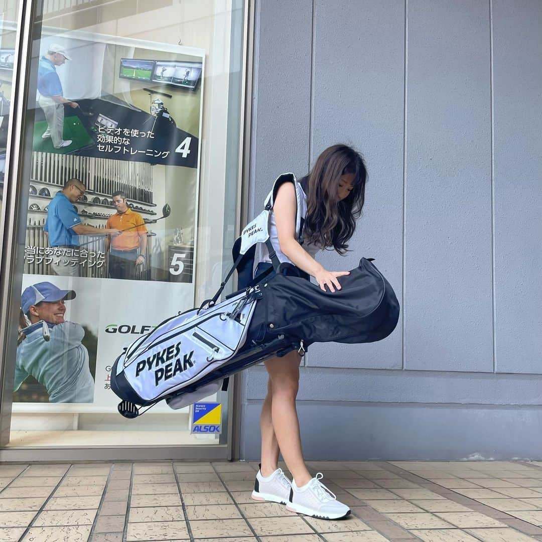 MOMOのインスタグラム：「新しいキャディバッグをゲットしました⛳️💓 今持っているキャディバッグが重くて大きいので、練習や旅行のために新しいバッグが欲しくて🙏  @pykespeak_official_golf さんからキャディバッグを頂いちゃいました🥹💓 ものすごく軽くて女性でもひょいっと背負えちゃいます⛳️💪 なんと2.4キロ、、ゴルフ旅行の時とかにすごく便利だなと思いました🏌️‍♀️  Lineの友達追加で10%オフみたいなので是非チェックしてみてね💓お揃いにしましょ🥺🏌️‍♀️  #pykespeak #パイクスピーク #PR #キャディバッグ #沖縄ゴルフ #ゴルフ女子 #オリオンビール #デサントゴルフ #デサントゴルフ女子 #noplan #ノープラン #ゴルフ好きな人と繋がりたい #シミュレーションゴルフ #pr #ゴルフ女子と繋がりたい #ゴルフ仲間募集中 #golf #ゴルフバッグ」