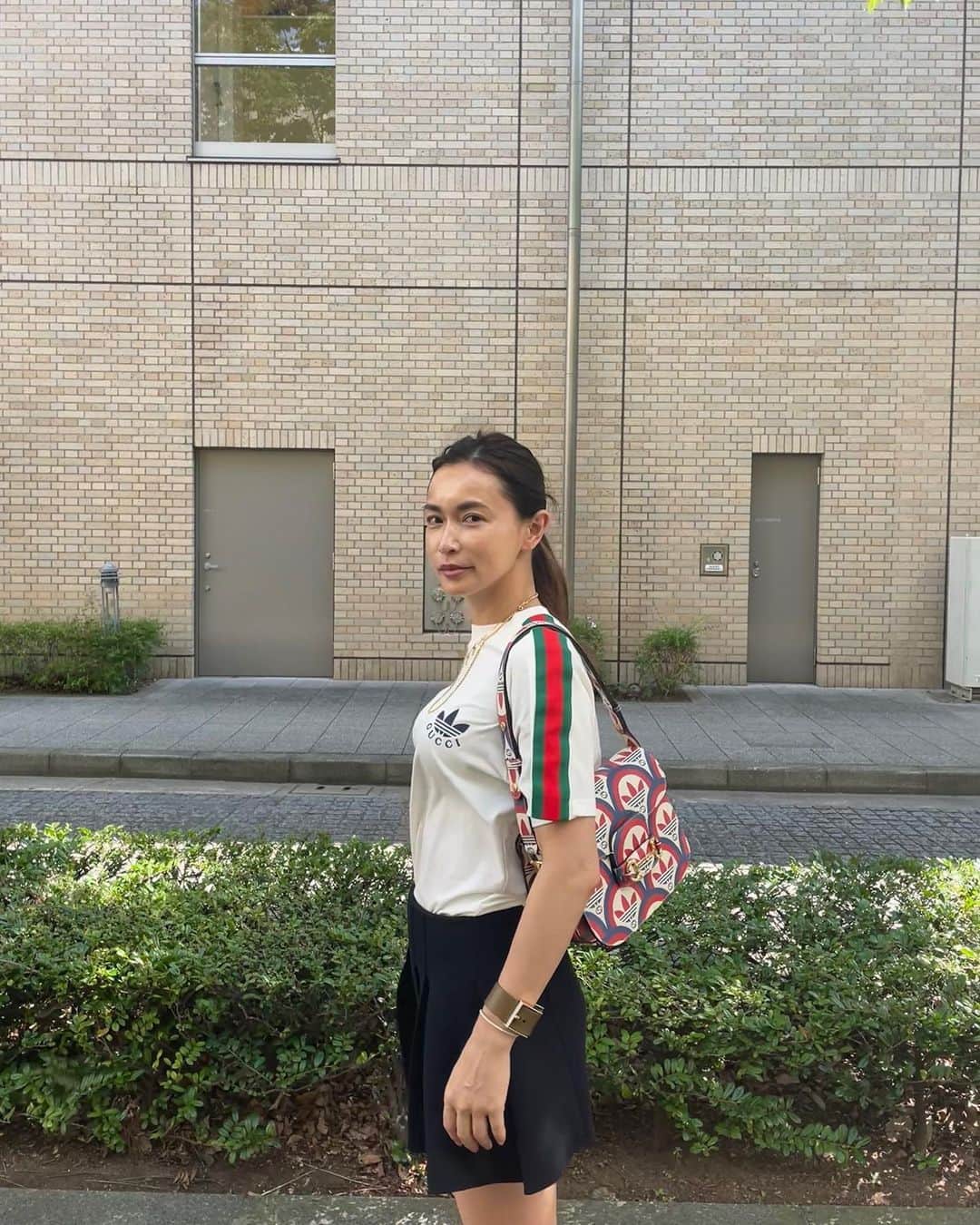 のインスタグラム：「今日も暑〜い1日でした🫠  暑い...けれどお洒落は楽しみたい... でも暑いから適当な服で楽したい... 最近この葛藤です😅  皆さんはどうやってこの猛暑を乗り切ってますか？  #summer#hot  #adidasgucci#gucci#bag#tshirt @gucci」