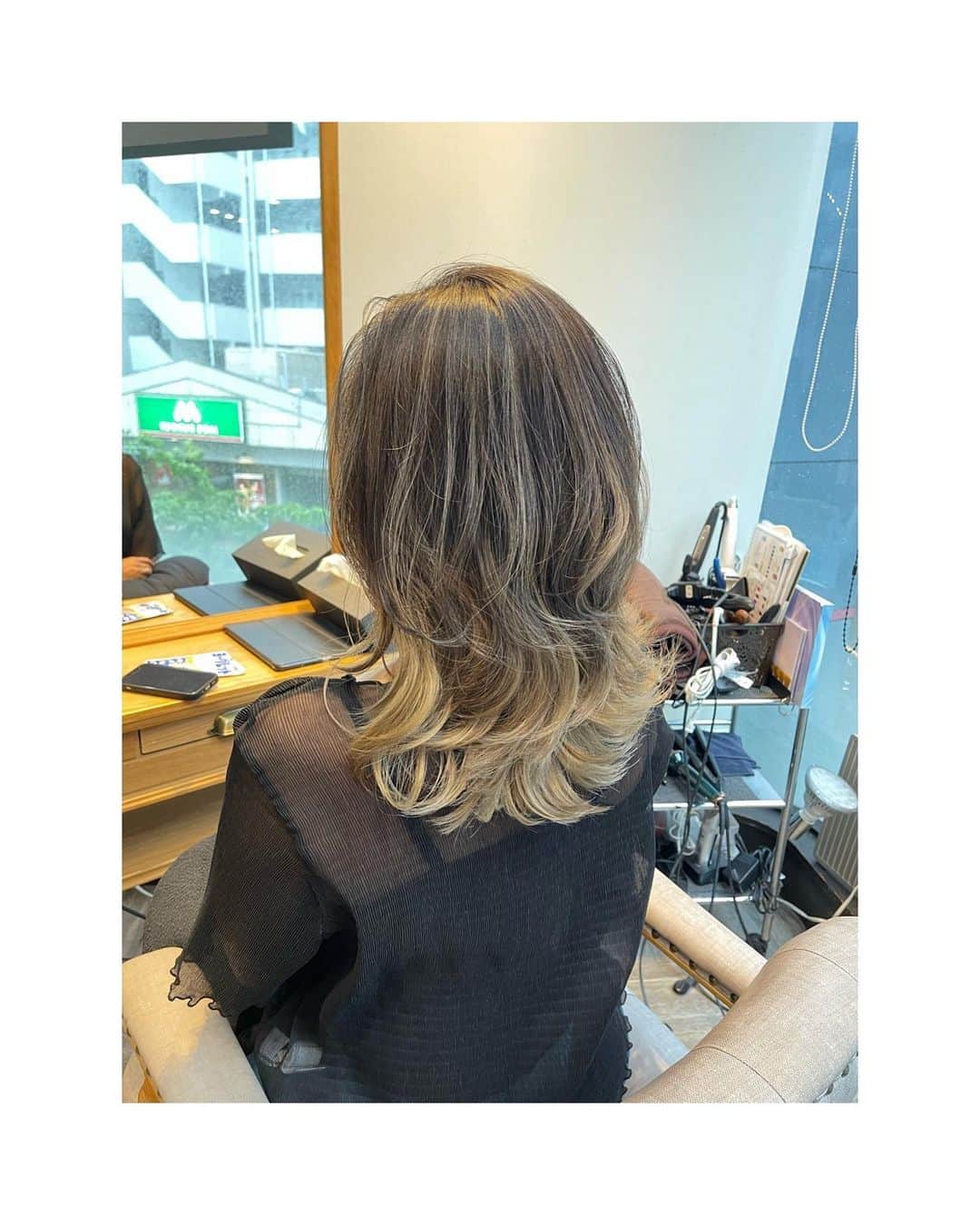 大谷芽衣のインスタグラム：「・ ・ ・ そういえば先日、美容院行きまして。 ずっとやりたかったバレイヤージュ ブリーチ一回＋シルバーで 染めてもらいましたん。 久しぶりのブリーチ！明るい色！ @ken34keji ありがとう。 自撮りうまいけんけん。 距離近いけど自撮りがうまいけんけん。 (↑写真２枚目。笑) バレイヤージュ失敗したって例も ネットでそこそこ見てたから 不安だったのですが さすがけんけんでした。満足。 ・ ・ #バレイヤージュ #バレイヤージュカラー  #美容院 #レイヤーカット」