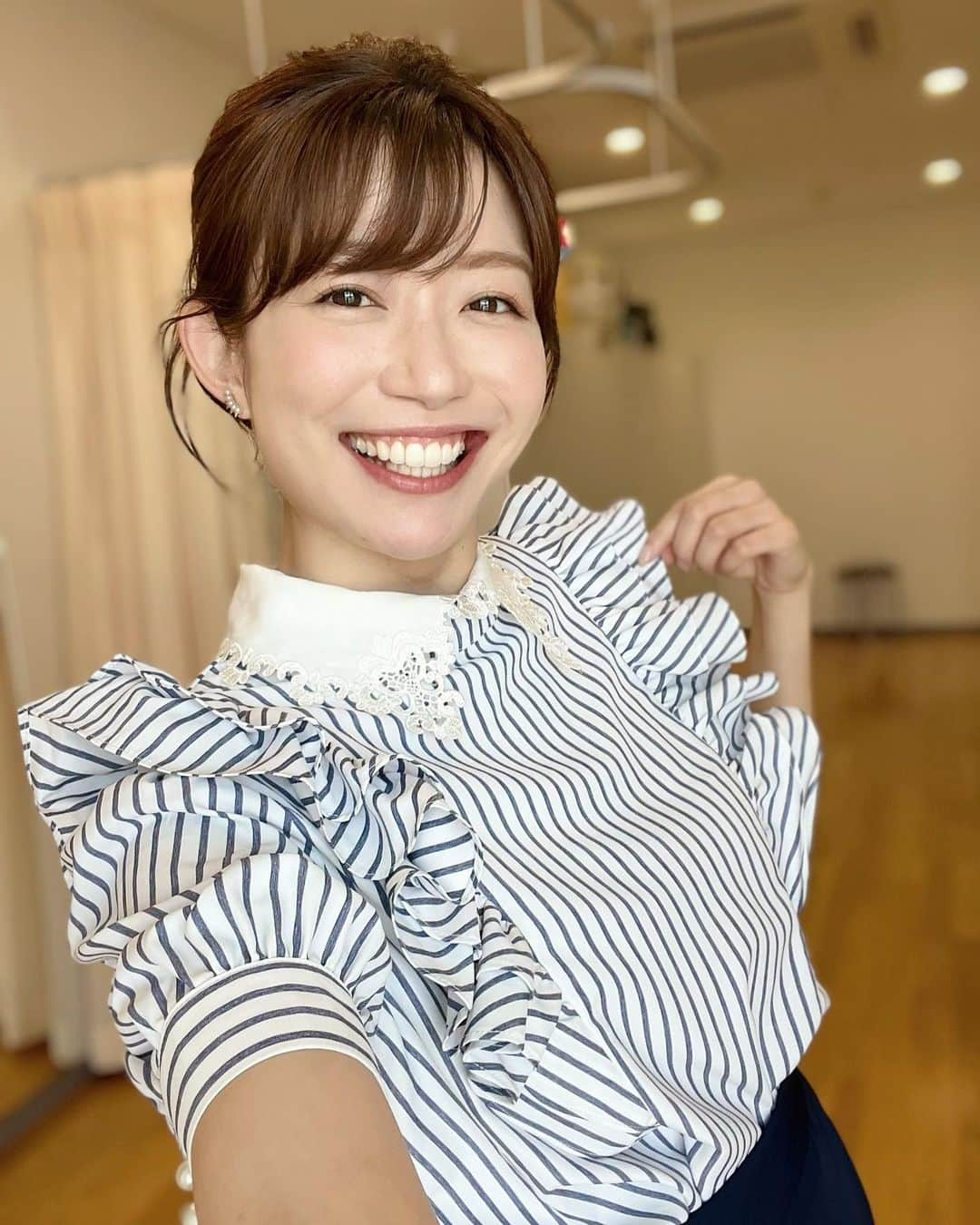 平山雅のインスタグラム：「今週も始まりました！ね！！！  暑くて暑くて、、 月曜から仕事終わりにビールとアイス🫠。  体調に気をつけながら、 充実の一週間送れますように。 がんばろうっと。  みなさんもご自愛ください🤍  #月曜日 #今週もよろしくお願いします  #衣装 #かわいいブラウス #ふりふり  #アイス #ビール #幸せ   #ストライク #キャッチ #ctvcatch  #アナウンサー  #平山雅」