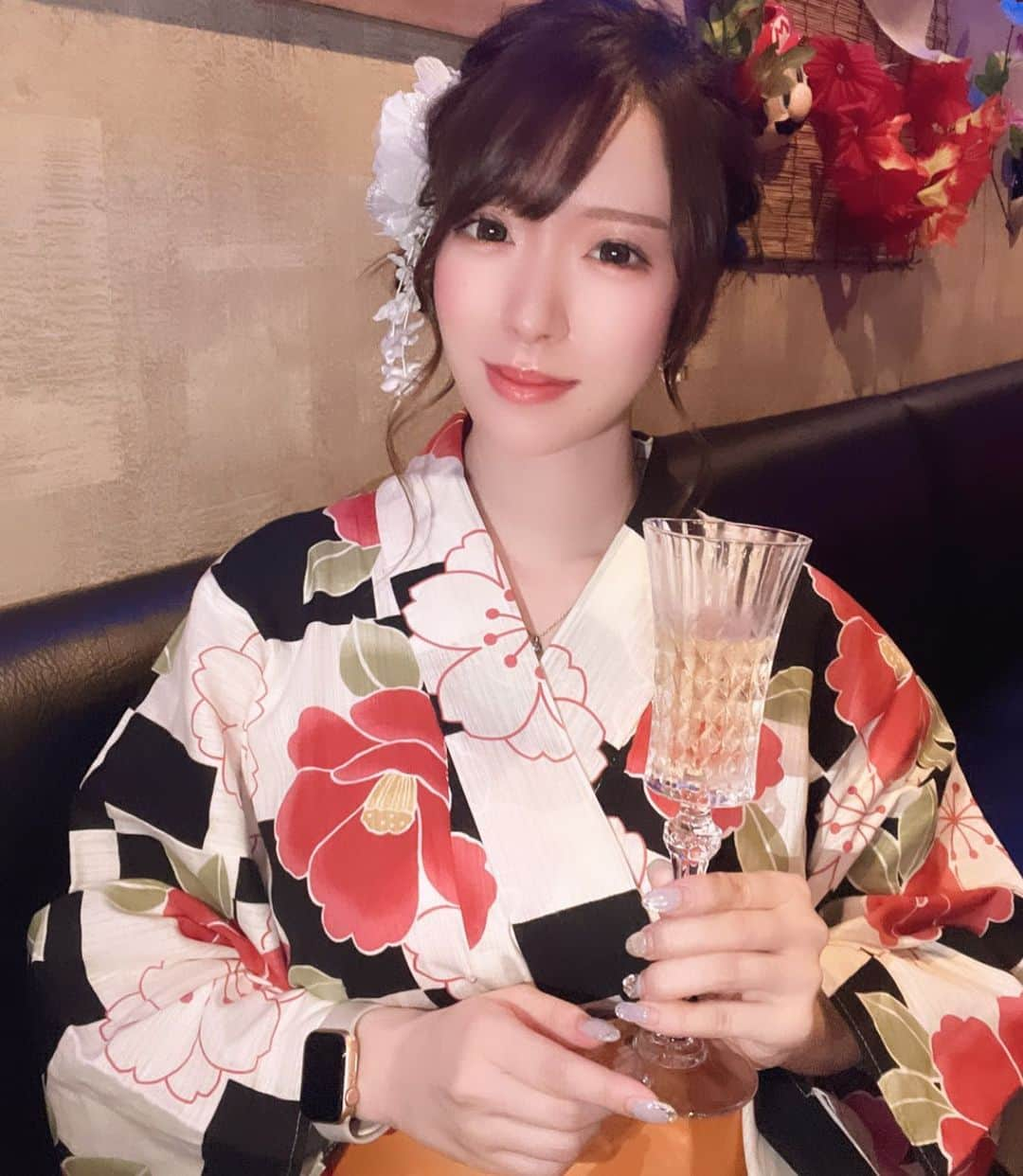 Rikaのインスタグラム：「. 3年ぶり浴衣イベント🏮👘🎆🎇 来たくれたお客様方 ありがとうございました♡ . 店内も女の子たちも華やかで 楽しかったあみんな可愛かったあ🥺 . . てかあっぷるうぉっちの存在感すご🍎 . .  #浴衣 #浴衣ヘアアレンジ  #キャバクラ #キャバ嬢 #ドレス  #ビジョビ #富士見町 #可愛い  #美容 #お酒 #ヘアメイク  #キャバドレス #千葉 #バストアップ  #富士見町 #夜職の人と繋がりたい  #いいね返し #フォローミー #筋トレ  #ナイトナビ #自撮り女子  #キャバスタグラム #夜職  #宣材 #撮影 #作品撮り」