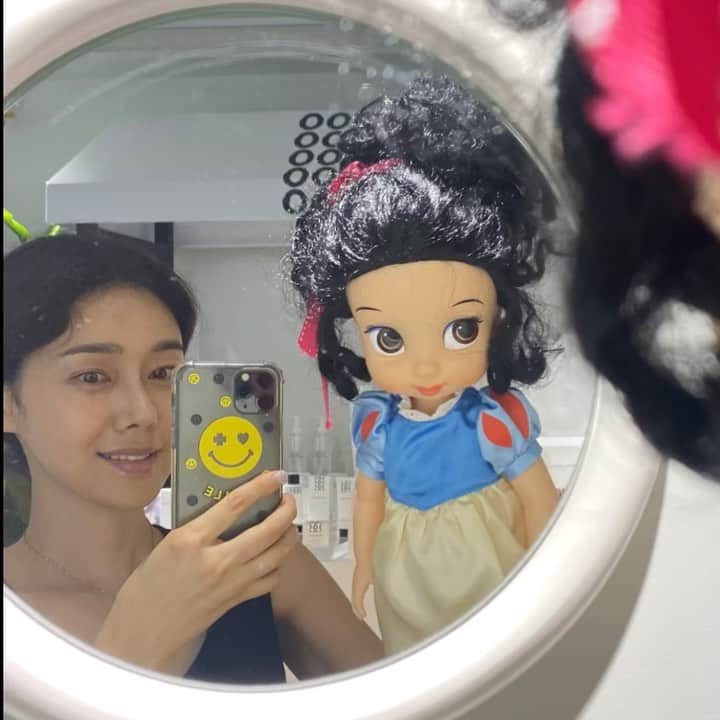 パク・タミのインスタグラム：「- 성분만 보고 샴푸 샀다가 사용감에 실망하셨던 분들~ 자연유래 계면활성제의 거품력 살짝 보여드릴게요😌  저는 아이들 샴푸 해 줄 때 정수리, 헤어라인 집중적으로 마사지 해줘요~ 인형인데 감기면서 왜 내 속이 시원한지ㅎㅎ  약산성&자연유래 계면활성제 샴푸인데,  쫀쫀한 거품 보이시죠? 저자극 성분으로 38개월 우리 조카도 사용해요 (제 남동생의 두딸이 38월 TMI ㅎㅎ) 몇세부터 사용 가능하냐는 질문 많아서요~^^ 가는 모발, 쉽게 기름지는 모발에 강추! 그리고 정수리 냄새가 난다면. . .지금입니다.  @polatam_official  그나저나. . 저는 주하한테 혼나게 생겼. .  인형 머리가 인모 아니고, 펌형태로 스타일이 정해진 앤데.. 빗질 했다가. . 지금 전기 감전된 스타일 되서. . 매직기로 펴면 녹을 것 같고.. 우짜믄좋죠?🙄😇」