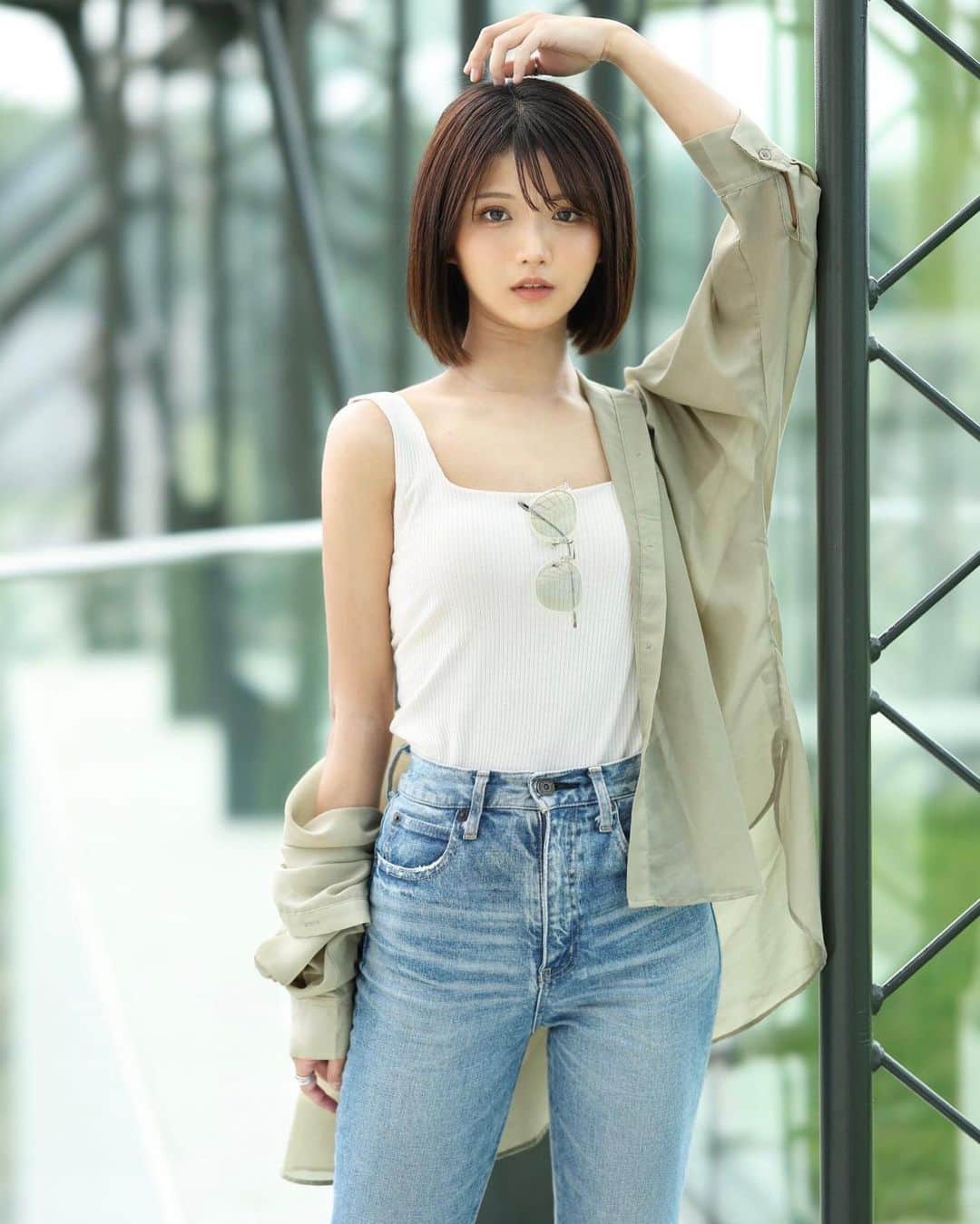 山本ゆうかのインスタグラム：「. 母が日焼けしてたので私と比べてみたら私の方が黒かったので ドッキリドッキリどんどん♪ 不思議な力が湧いたらど〜しよっ♪ でした。 . . 不思議な力が湧いたら自分の理想の見た目にするのに使う。それ一択。 皆さんは不思議な力が湧いたら何に使いますか？ . . . #ポートレート #シャツコーデ #フレアデニム #moussy #guコーデ #北海道観光 #モエレ沼公園 #ガラスのピラミッド  #ショートボブ #ボブ #関西サロンモデル #撮影会 #タンクトップ #zoff #サングラス」