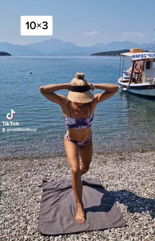 のインスタグラム：「Ποιος κάνει γυμναστική στη θάλασσα να σηκώσει χερι😅🖐🖐 #summer #summervibes #summerworkout #sea #workout 🎥Πέτρος Βλαχιάς」