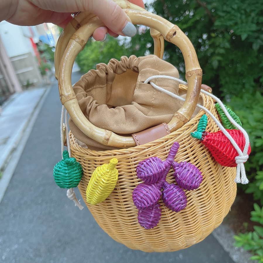 ひよんのインスタグラム：「🍑🥝🍓🍒  最近のお気に入りバッグ🧺 久しぶりにバッグ紹介の動画撮ろうかな😳❣️  @ronhermanstore   #ひよん #ひよんちゃんねる #バッグ紹介」