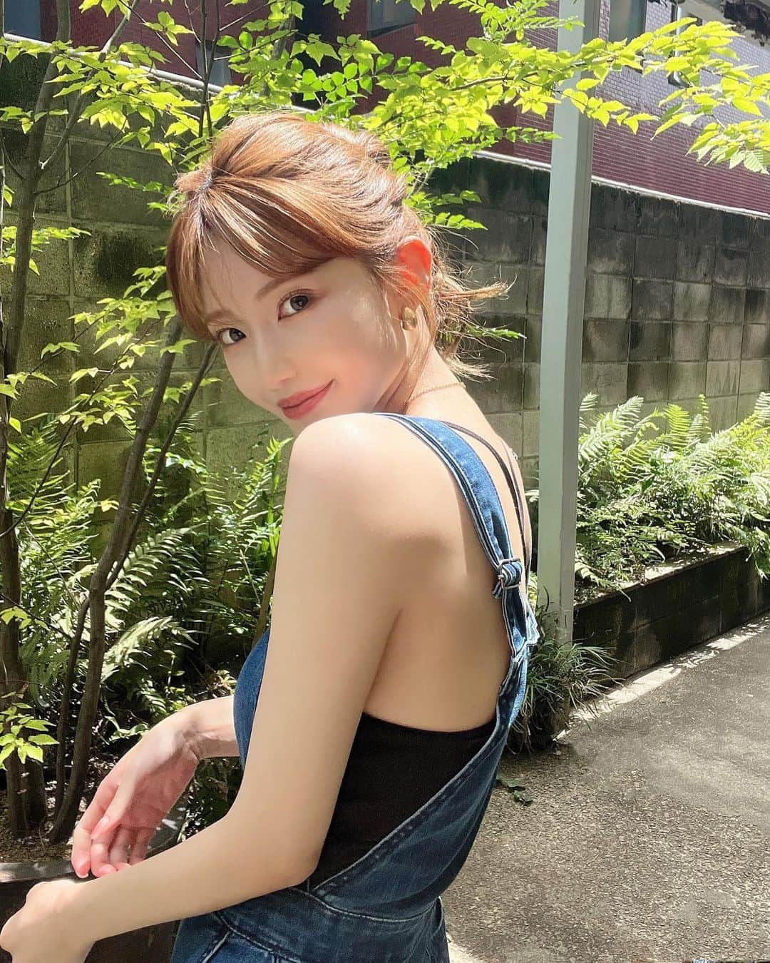 相楽優佳さんのインスタグラム写真 - (相楽優佳Instagram)「@shein_japan  ⁡ 𝐒𝐇𝐄𝐈𝐍コーデ . 夏ver🐬 この中だとサロペットが1番お気に入り💙 ⁡ ⁡ ↓それぞれ品番も書いておきます❕ ⁡ サロペット：¥3,567 【10439646】Mサイズ  ⁡ レースカーディガン：¥903 【10294760】Mサイズ  ⁡ ロゴ クロップドT：¥1,074 【10294778】Dark Gray Mサイズ ⁡ ストレートジーンズ：¥2,885 【10798826】ホワイト 26 ⁡ 厚底サンダル：¥2,897 【10257839】CN39（普段24.5cm） ⁡ ⁡ ⁡クーポンコード  sagara 作ってもらった🫶🏻よかったら使ってね🛒  6000円未満→15%オフ 6000円以上→20%オフになるみたいです🤍 ⁡ 有効期限：9/30(金)まで ⁡ ⁡ 📸photo&styling by @ryusei.osada  _________ #SHEIN #SHEINforall #SHEIN購入品 #SHEINコーデ #今日のコーデ #OOTD #購入品紹介 #シーイン #夏コーデ #クロップド丈 #厚底サンダル #サロペット #サロペットコーデ #オーバーオール #カジュアルコーデ #bbqコーデ #白デニム #サマーカーディガン #プチプラコーデ #お団子ヘア #ヘアアレンジ #ベージュカラー #シースルーバング」7月25日 18時23分 - yuka_sagara