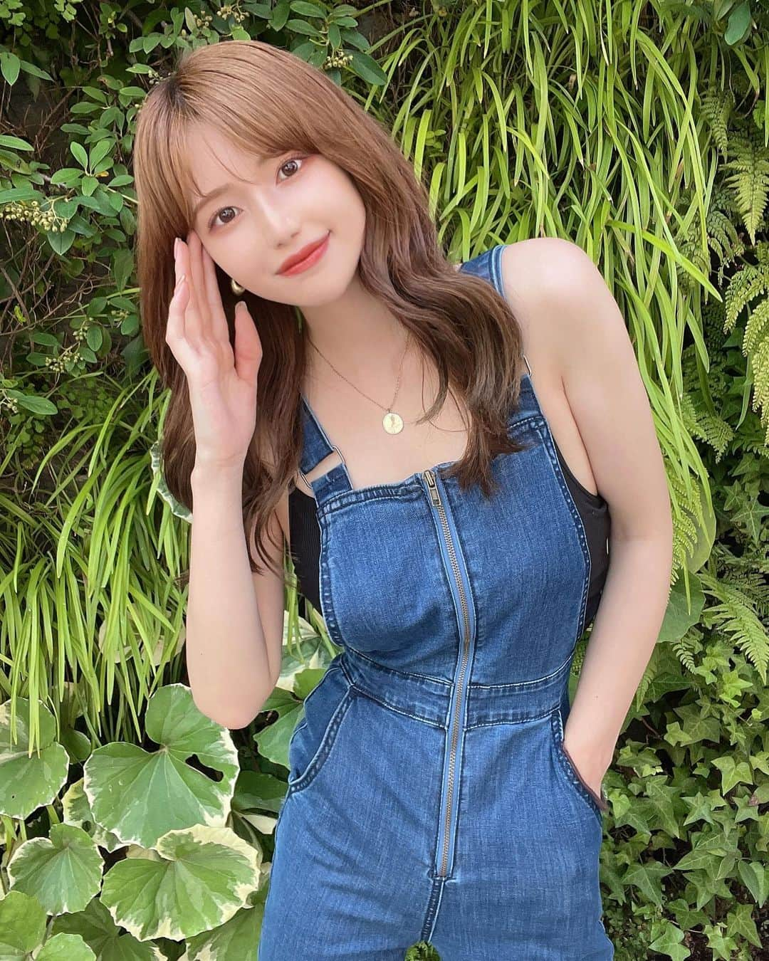 相楽優佳さんのインスタグラム写真 - (相楽優佳Instagram)「@shein_japan  ⁡ 𝐒𝐇𝐄𝐈𝐍コーデ . 夏ver🐬 この中だとサロペットが1番お気に入り💙 ⁡ ⁡ ↓それぞれ品番も書いておきます❕ ⁡ サロペット：¥3,567 【10439646】Mサイズ  ⁡ レースカーディガン：¥903 【10294760】Mサイズ  ⁡ ロゴ クロップドT：¥1,074 【10294778】Dark Gray Mサイズ ⁡ ストレートジーンズ：¥2,885 【10798826】ホワイト 26 ⁡ 厚底サンダル：¥2,897 【10257839】CN39（普段24.5cm） ⁡ ⁡ ⁡クーポンコード  sagara 作ってもらった🫶🏻よかったら使ってね🛒  6000円未満→15%オフ 6000円以上→20%オフになるみたいです🤍 ⁡ 有効期限：9/30(金)まで ⁡ ⁡ 📸photo&styling by @ryusei.osada  _________ #SHEIN #SHEINforall #SHEIN購入品 #SHEINコーデ #今日のコーデ #OOTD #購入品紹介 #シーイン #夏コーデ #クロップド丈 #厚底サンダル #サロペット #サロペットコーデ #オーバーオール #カジュアルコーデ #bbqコーデ #白デニム #サマーカーディガン #プチプラコーデ #お団子ヘア #ヘアアレンジ #ベージュカラー #シースルーバング」7月25日 18時23分 - yuka_sagara