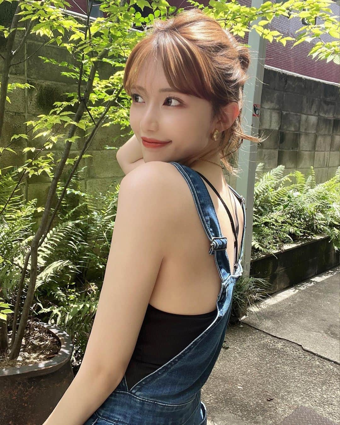 相楽優佳さんのインスタグラム写真 - (相楽優佳Instagram)「@shein_japan  ⁡ 𝐒𝐇𝐄𝐈𝐍コーデ . 夏ver🐬 この中だとサロペットが1番お気に入り💙 ⁡ ⁡ ↓それぞれ品番も書いておきます❕ ⁡ サロペット：¥3,567 【10439646】Mサイズ  ⁡ レースカーディガン：¥903 【10294760】Mサイズ  ⁡ ロゴ クロップドT：¥1,074 【10294778】Dark Gray Mサイズ ⁡ ストレートジーンズ：¥2,885 【10798826】ホワイト 26 ⁡ 厚底サンダル：¥2,897 【10257839】CN39（普段24.5cm） ⁡ ⁡ ⁡クーポンコード  sagara 作ってもらった🫶🏻よかったら使ってね🛒  6000円未満→15%オフ 6000円以上→20%オフになるみたいです🤍 ⁡ 有効期限：9/30(金)まで ⁡ ⁡ 📸photo&styling by @ryusei.osada  _________ #SHEIN #SHEINforall #SHEIN購入品 #SHEINコーデ #今日のコーデ #OOTD #購入品紹介 #シーイン #夏コーデ #クロップド丈 #厚底サンダル #サロペット #サロペットコーデ #オーバーオール #カジュアルコーデ #bbqコーデ #白デニム #サマーカーディガン #プチプラコーデ #お団子ヘア #ヘアアレンジ #ベージュカラー #シースルーバング」7月25日 18時23分 - yuka_sagara