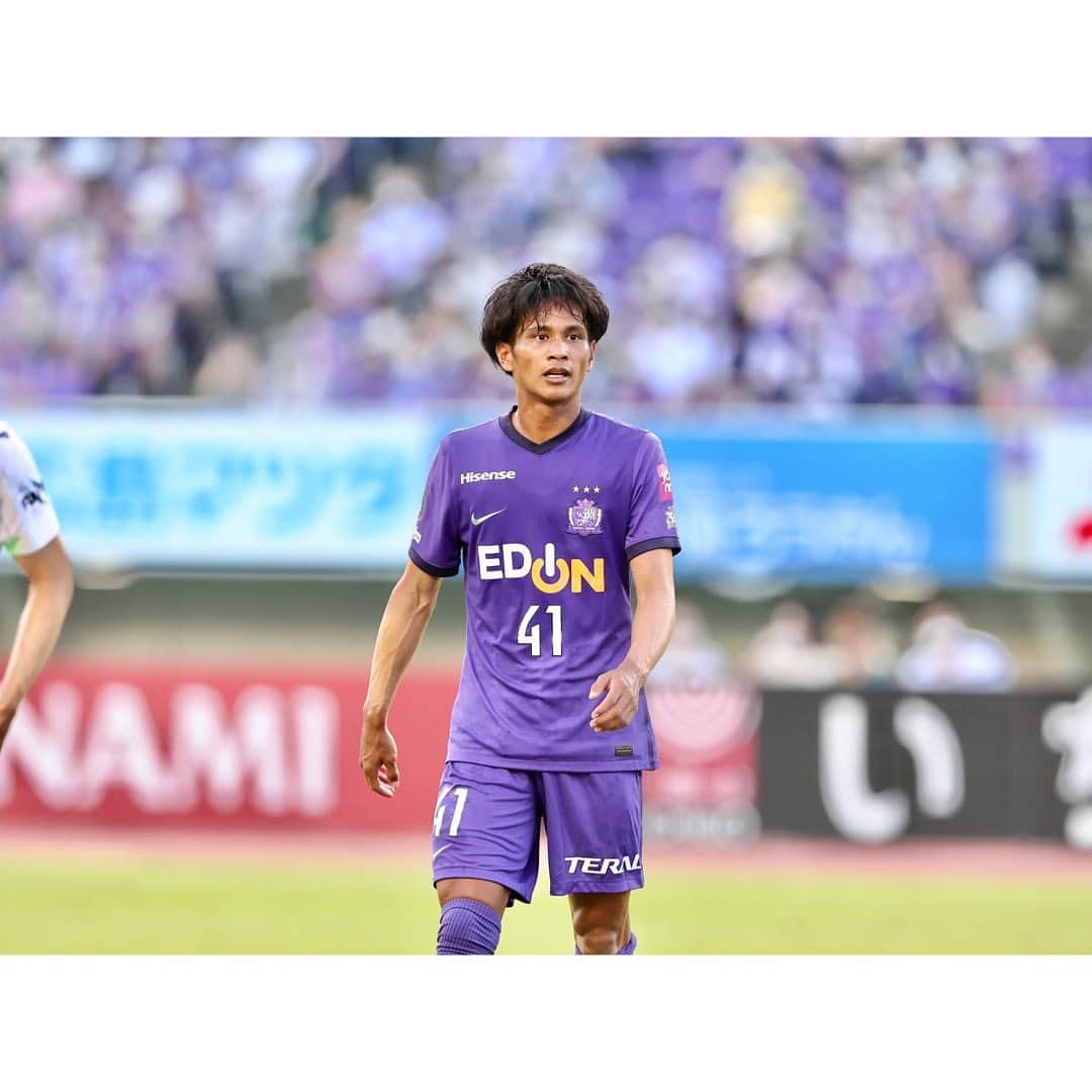 長沼洋一のインスタグラム：「サガン鳥栖に完全移籍することになりました。色々な思いがある中で、自分自身新たにチャレンジしたいと思い、移籍を決断しました。いい思いも、苦い思いも、広島での全てのことが、僕自身を成長させてくれたと思います。まだまだサッカー人生これからです。もっともっと成長するために、常に上を向いて頑張りたいと思います。広島の皆さん、ありがとうございました。またピッチで会いましょう。  サガン鳥栖に関わる全ての皆さん、鳥栖のために全力で闘います。よろしくお願いします。  #サンフレッチェ広島 #サガン鳥栖 #長沼洋一」