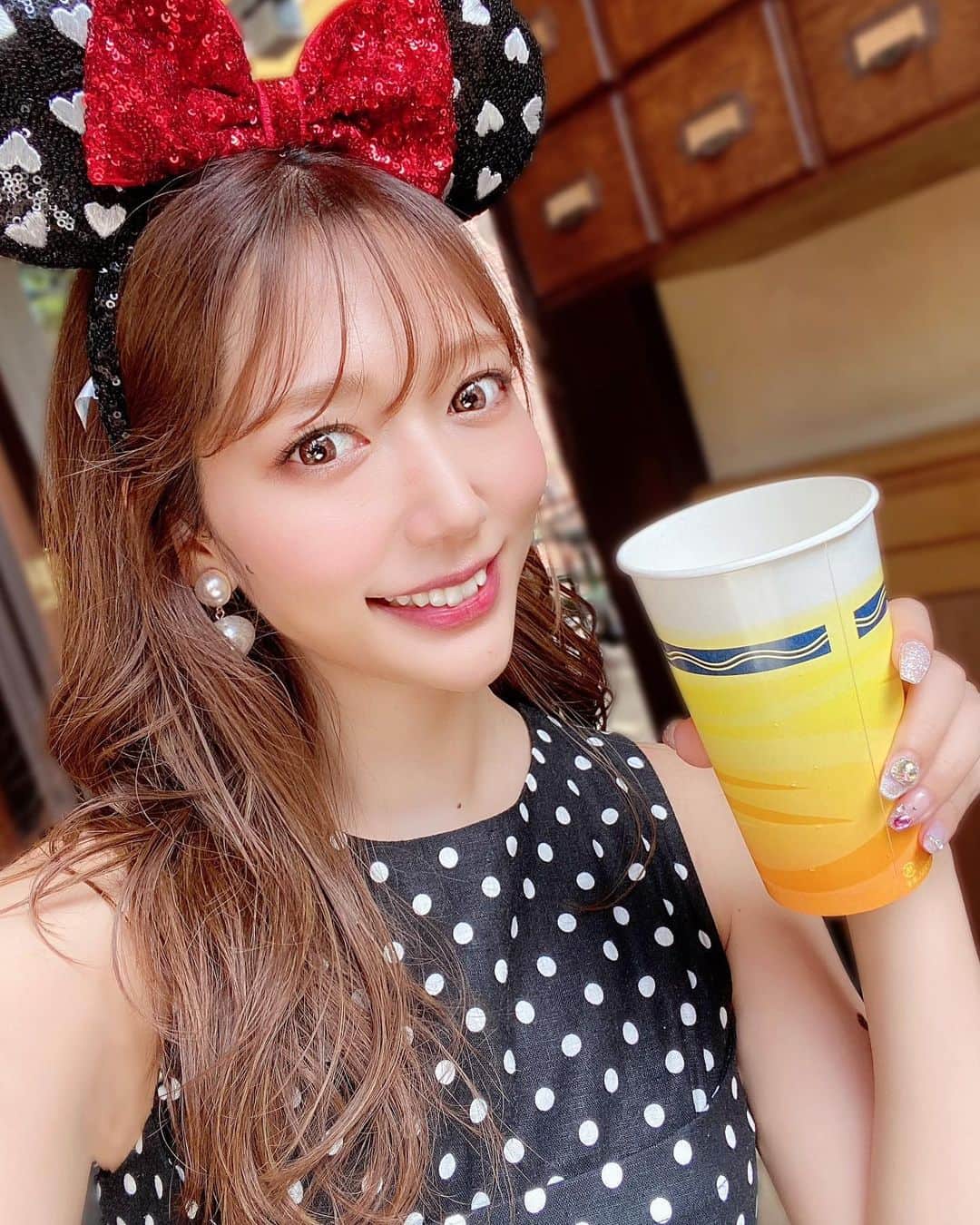 野中美郷のインスタグラム：「♡ 夏に外で飲むビールは 最高すぎるよね👸🏼✨  #ビール女子  #東京ディズニーシー #ディズニーシー #ディズニー」