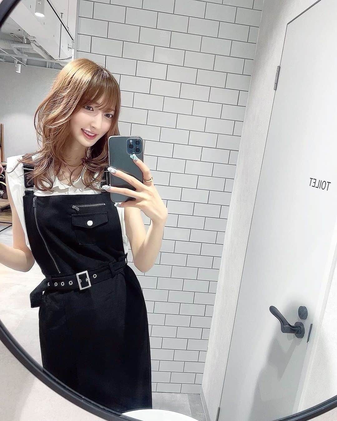 森田由乃のインスタグラム：「_ 前髪カットしてもらた日✂︎⸜❤︎⸝ . 自分じゃ上手く巻けないから 巻いてもらった日はテンション上がりマン…🥺🎶 . . 珍しく布の面積多めの森田でした🐧🍨 . . . . . #前髪カット#前髪#ミディアム#ミディアムヘア　 #韓国風ヘア#ヨシンモリ#ヨシンモリ巻き#シースルー #オルチャンヘア#似合わせカット#レイヤーカット #ゆるふわ巻き#巻き髪#ワンホンヘア#シースルーバング #夏コーデ#サロペット#サロペットコーデ#モノトーンコーデ#haircut#hair#japanesegirl#koreanhair#darich」