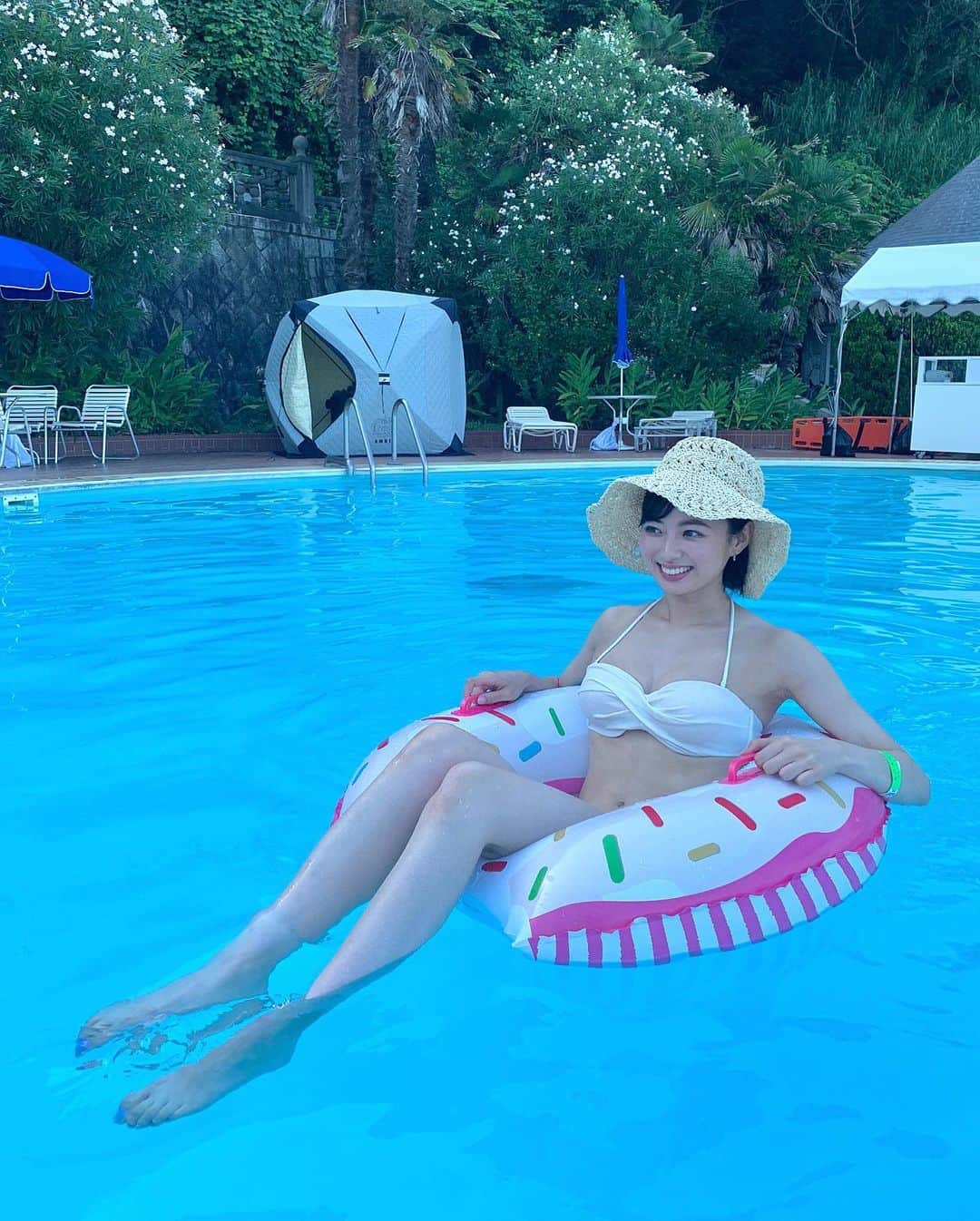 のインスタグラム：「今日で25歳になった〜🎂  プールでプカプカ🍩 お誕生日旅行で行った、熱海楽しかった🤤💓 なんか去年も誕生日投稿水着だったなあ😂」