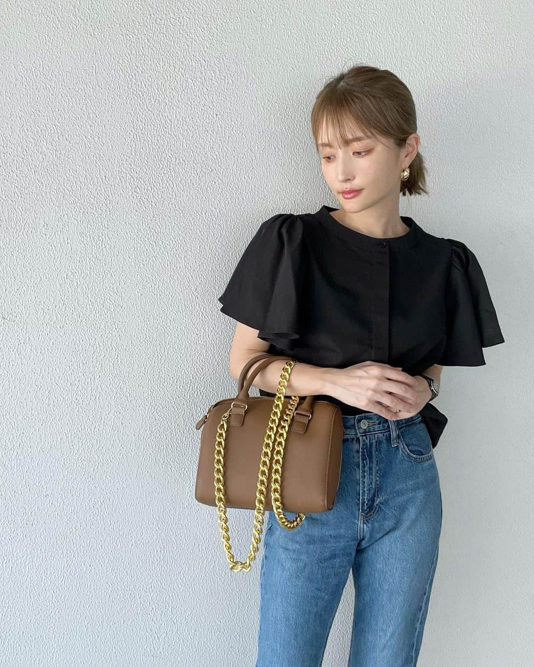 *✭ᏋണᎥ✭*のインスタグラム：「ㅤㅤㅤㅤㅤㅤㅤㅤ フリル袖の服がブーム☺︎︎ ㅤㅤㅤㅤㅤㅤㅤㅤ バッグは　@uniqlo_jp ので グリーンとイロチ買いしちゃった♡ ㅤㅤㅤㅤㅤㅤㅤㅤ ストラップ付け替えてカスタム♡ ㅤㅤㅤㅤㅤㅤㅤㅤ デニムにウエストインする時は @gyugyugyu_official 必須です☺︎ ㅤㅤㅤㅤㅤㅤㅤㅤ 履くだけでスタイルアップ出来ちゃうからね🫢 ㅤㅤㅤㅤㅤㅤㅤㅤ Tops @dark_angel_rakuten  denim @uniqlo_jp  bag @uniqlo_jp  ㅤㅤㅤㅤㅤㅤㅤㅤ  #大人シンプル#オトナカジュアル#大人コーデ#着回しコーデ#高身長コーデ #166cmコーデ #骨格ウェーブ#166cm#partegram#locari#韓国ファッション#ad#한국패션#한국#ギュギュギュ#骨盤ショーツ#骨盤ケア#UNIQLO#ユニクロ」