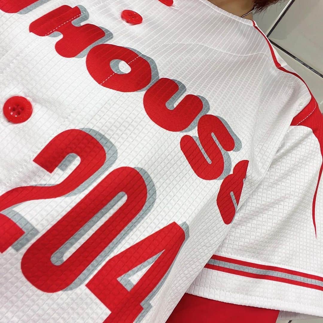 寺本明日香のインスタグラム：「#都市対抗野球大会 #ミキハウス ⚾️ ⚾️ ダイヤモンドサポーターとして ベンチで応援させていただきました！ 野球をベンチでみるのは 本当に貴重な経験でした。 私自身勉強になった部分がたくさんあり、 チーム戦の素晴らしさと 野球の奥深さを肌で近くで感じました。 ⚾️ ⚾️ 今回は2回戦で負けてしまいました。 でもスポーツ選手は、 嬉しい気持ちも悔しい気持ちも 何回も何回も味わって成長していくものだと、 私は現役時代に存分に経験しています。 なので、今回2回戦までいけたことは 選手自身の糧になったと思うし 2回戦で負けてしまったことは 来年に繋がるのではないかと思っています。 今回共に戦った選手達全員の活躍を これからもずっと祈っています。 ⚾️ ⚾️ ⚾️ ⚾️ 都市対抗野球まだまだ続きますね！ 結果が楽しみ！！」