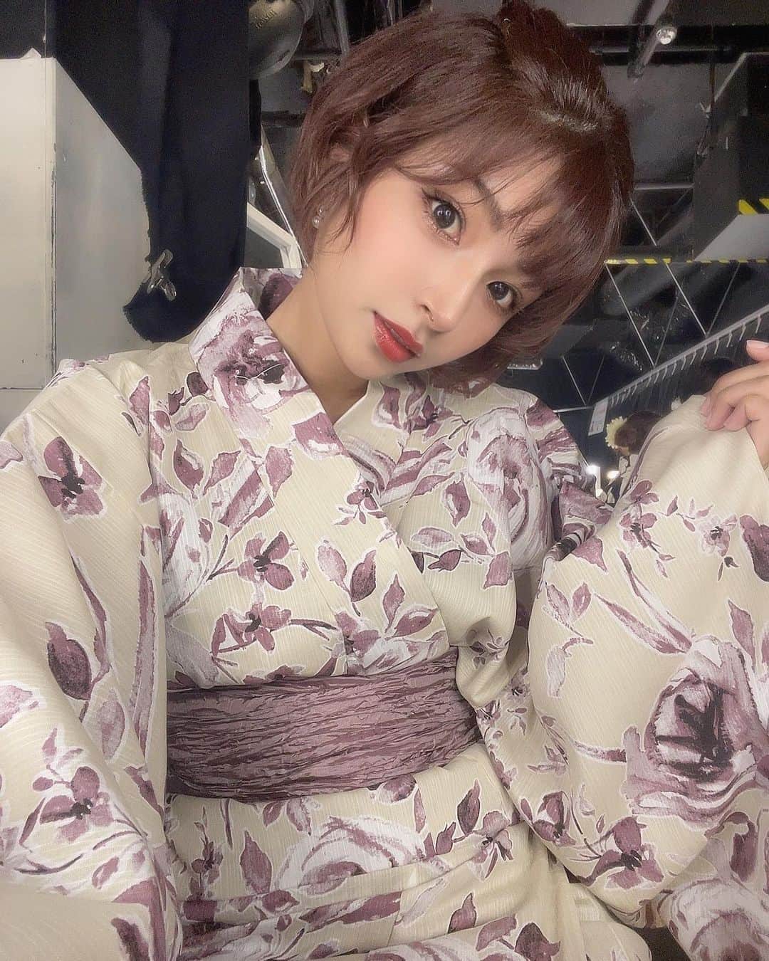 のインスタグラム：「👘  ギャルパラ七夕まつり🎋  この日のメインイベントは 日本レースクイーン大賞 新人部門表彰式🏆  我らが #ZENTsweeties2022 新人RQのれなちんはなんと特別賞を獲得しました👏❤️  れなちんは投票期間中 毎日誰よりもSNSで呼びかけをしていて、ファンの方へのコメントも返して、配信もしていたり誰よりも頑張っていたと思います！！  改めて、れなちんおめでとう！！！  ふと、2019年に自分がファイナリストとして来たこの舞台で悔しい思いをしたなあ〜。と思い出したり💭  悔しいで終わらない。ここからスタートだ。と前に前に進んできた気持ちを ３年後のこの舞台でおこなわれたカラオケ大会で🎤あらわしてみました☺︎  いろんな方に歌を褒めてもらって嬉しかったです🤣🤣 関係者の方々からも最高だったよ！と声をかけていただいたり、ファンの方にも楽しんでいただけて良かったです☺️💗  いくつになっても、ひとつずつ夢を叶えて。 新しい夢をまた見つけてまたそれに向かって行く！ ずっと夢を持ち続けて進化し続けることを常に目標にしています！  夢はたくさんもっておくべき！ あと声に出すことが大切だなと最近思います！  映画や舞台のお仕事がしたいなあ 歌をまた歌いたいなあ 地元横浜に携わるお仕事がしたいなあ ラジオ番組にでたいなあ  みんなと叶えられる夢なら Wエントリーしているコスチューム大賞で賞をとりたい！！  そして、大好きなモータースポーツをもっと色んな方に知ってもらえるように頑張ります🥰❤️  #浴衣 #浴衣女子 #zentsweeties  #summer #夏祭り   定期プロフィール🥀  #くびれ 55cm #おしり 1m #砂時計くびれ  #レースクイーン #グラビアアイドル #タレント #骨格ストレート #ボクシング女子 元 #美容部員 #ショートカット #japanesegirl #藤井マリー #instagood」