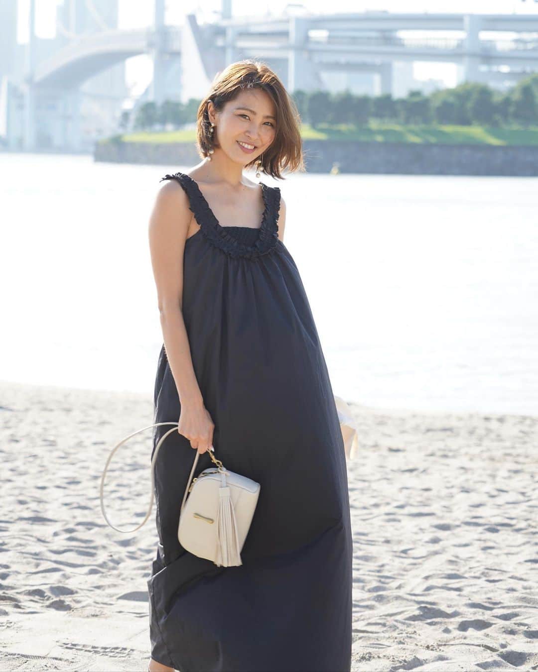 のインスタグラム：「久しぶりのお台場海浜公園。 いい場所〜✨  The夏！！て感じの暑さで干からびそうでした😅  ワンピース @noble.jp  バッグ @toffandloadstone  ピアス @merrymerry_2010」