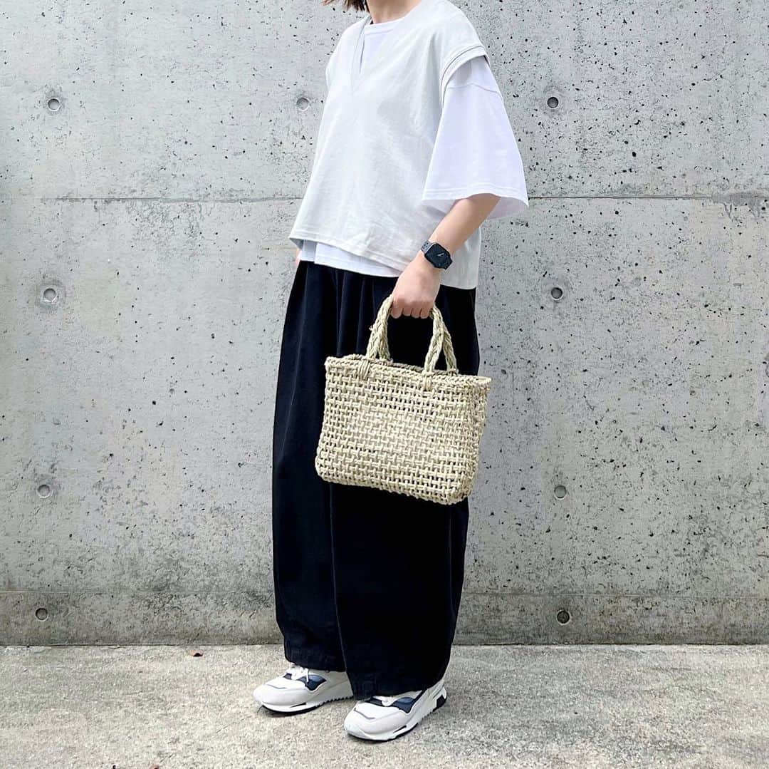 ryokoのインスタグラム：「▪︎  モノトーンとカゴ  .  tee #solamonat vest #solamonat bottoms #harvesty shoes #newbalance」